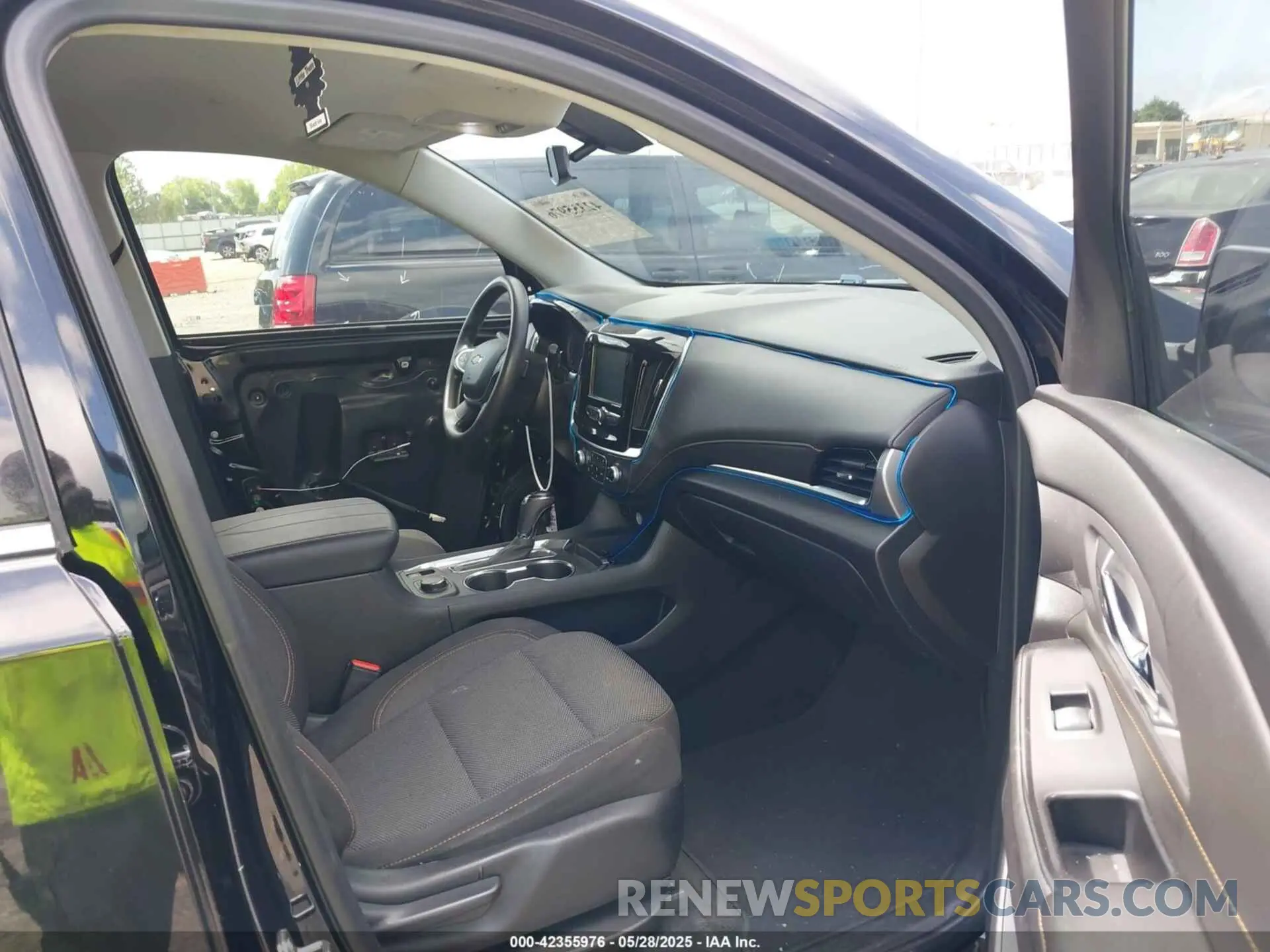 5 Photograph of a damaged car 1GNERFKW7KJ256625 CHEVROLET TRAVERSE 2019