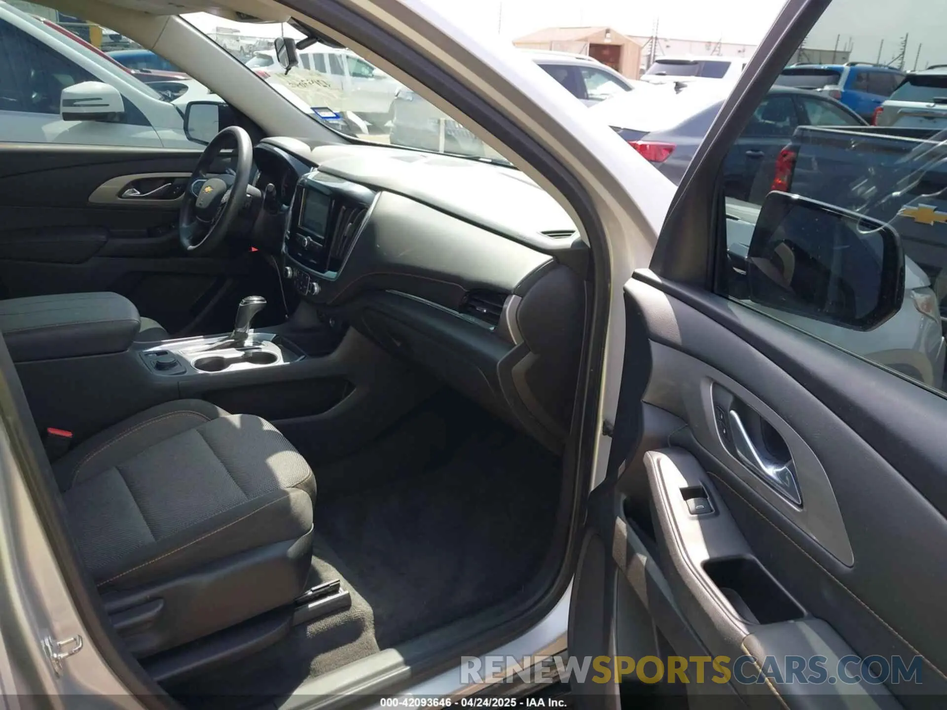 5 Photograph of a damaged car 1GNERFKW9KJ282188 CHEVROLET TRAVERSE 2019