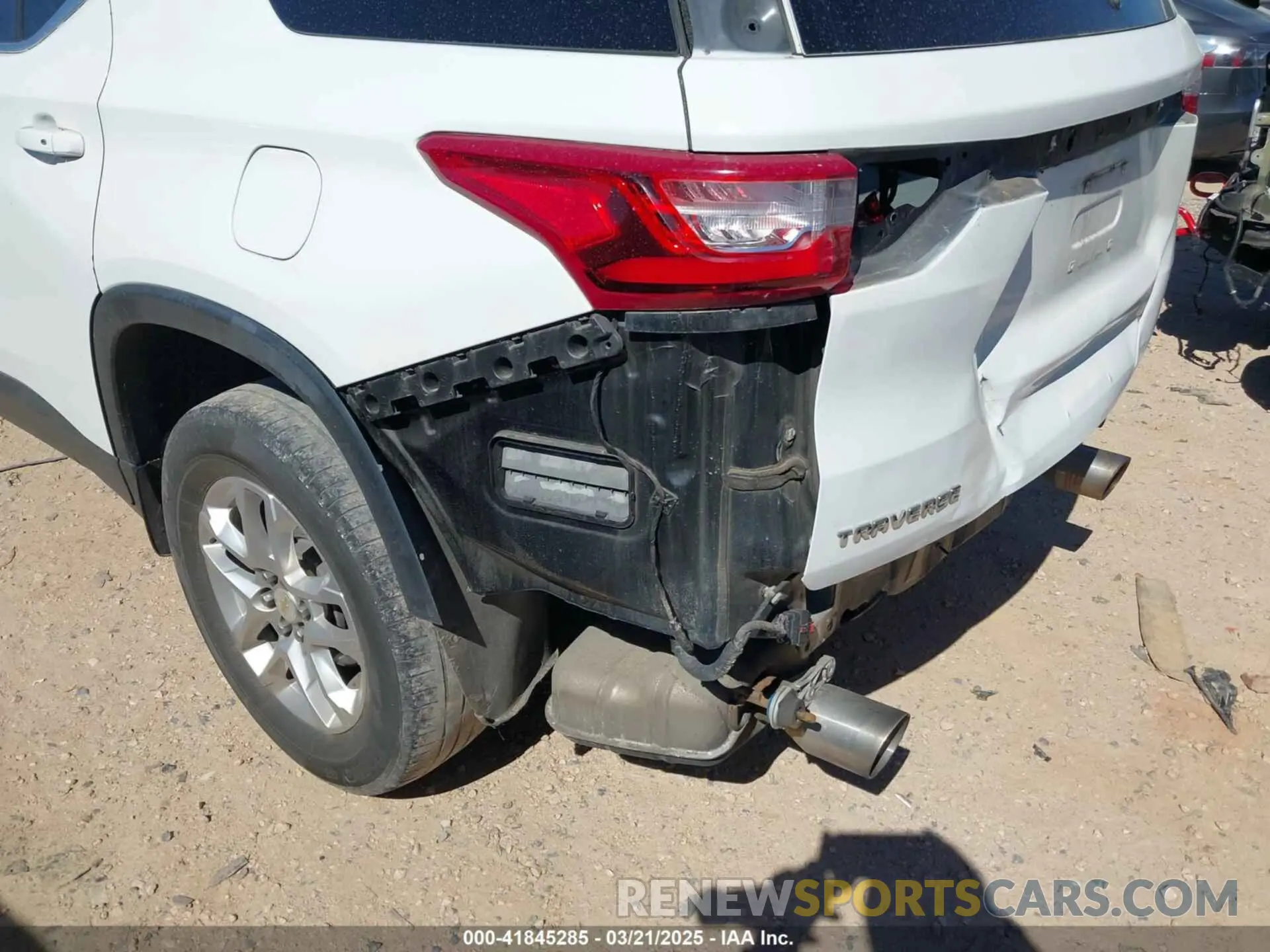 17 Photograph of a damaged car 1GNERFKWXKJ286587 CHEVROLET TRAVERSE 2019