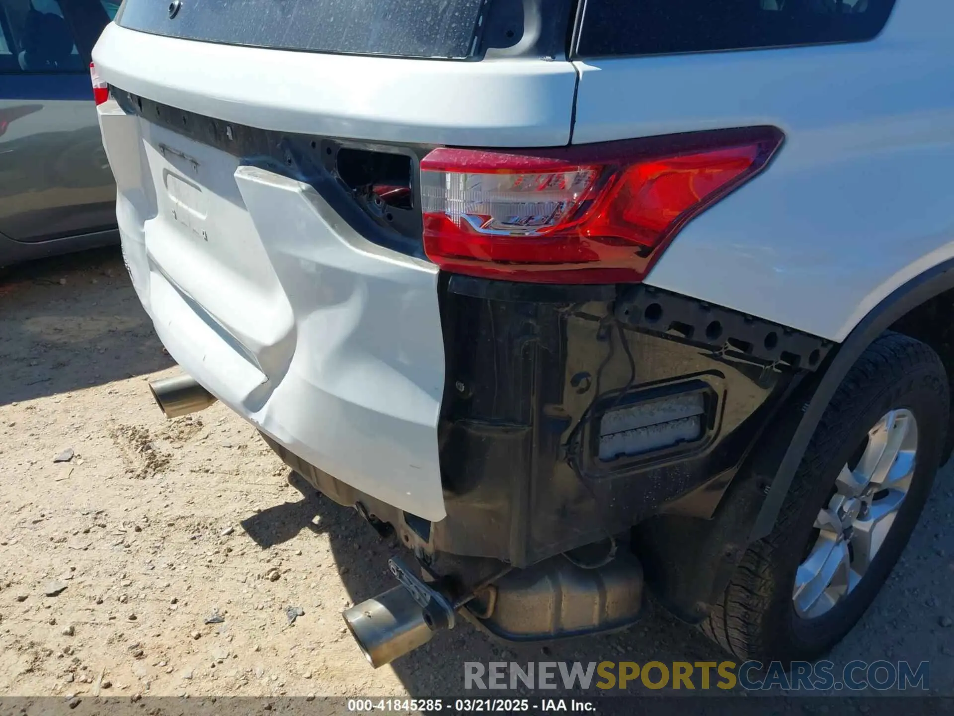 18 Photograph of a damaged car 1GNERFKWXKJ286587 CHEVROLET TRAVERSE 2019