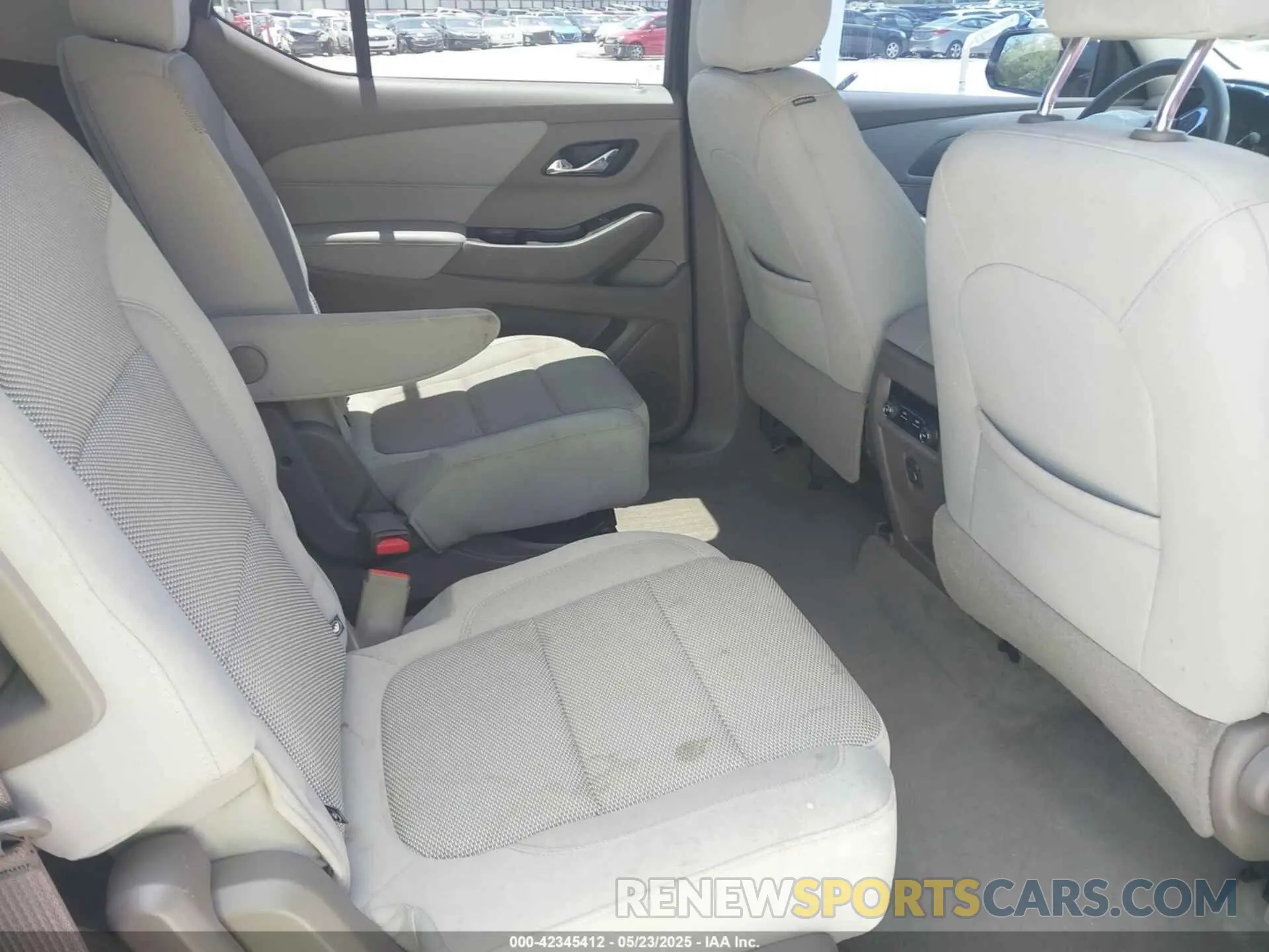 8 Photograph of a damaged car 1GNERGKW0KJ123288 CHEVROLET TRAVERSE 2019