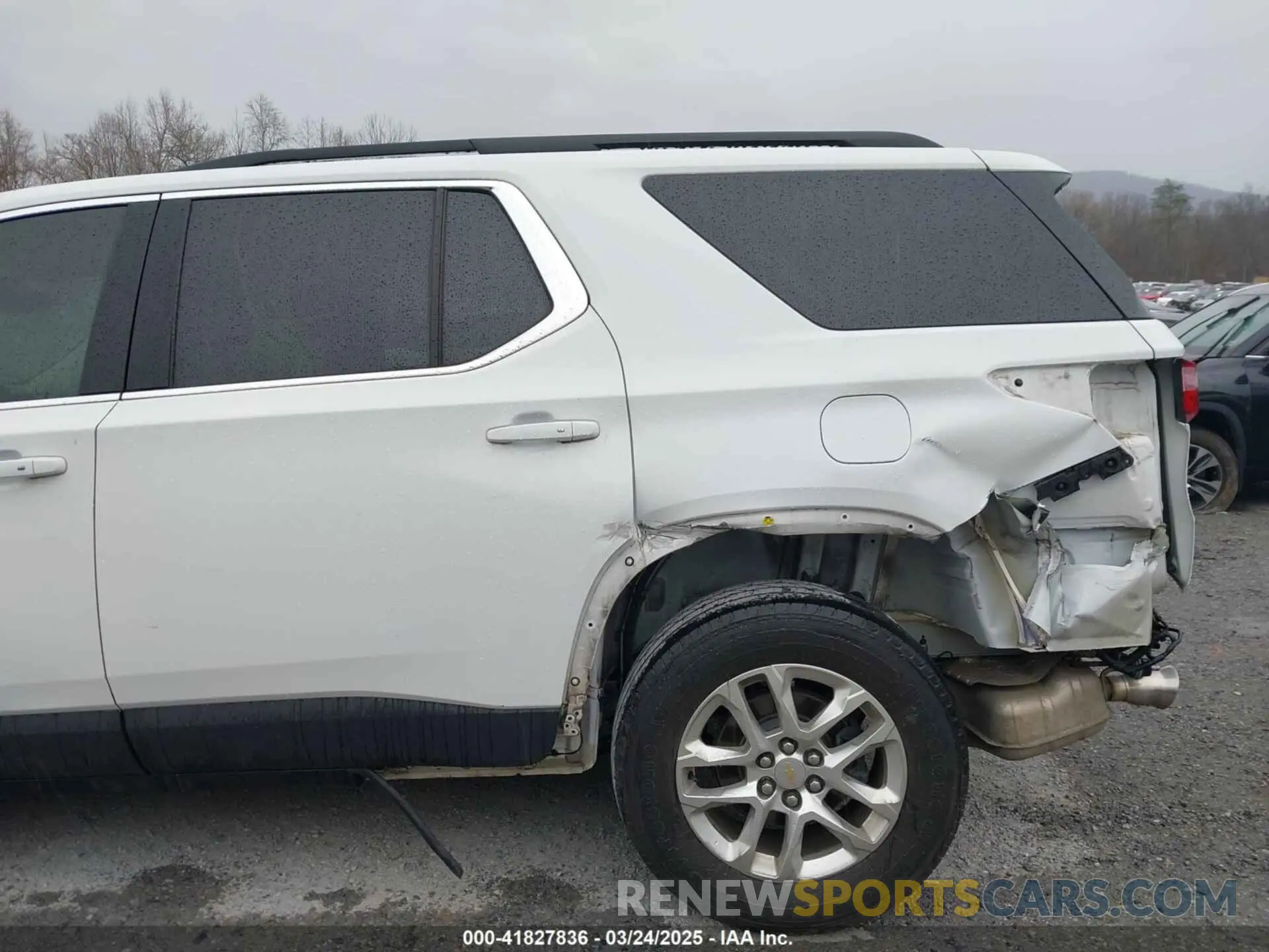 18 Photograph of a damaged car 1GNERGKW0KJ221320 CHEVROLET TRAVERSE 2019