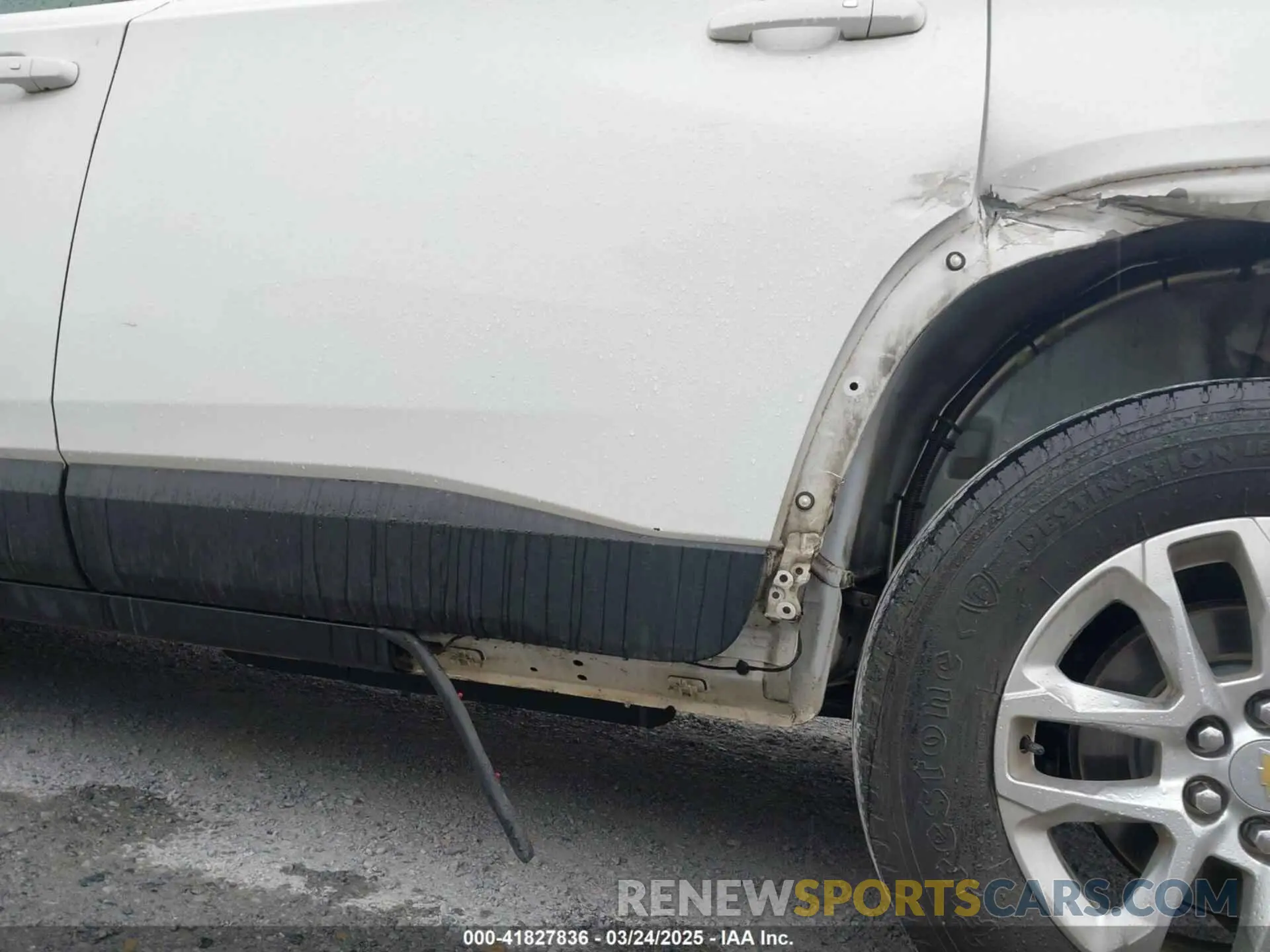 19 Photograph of a damaged car 1GNERGKW0KJ221320 CHEVROLET TRAVERSE 2019