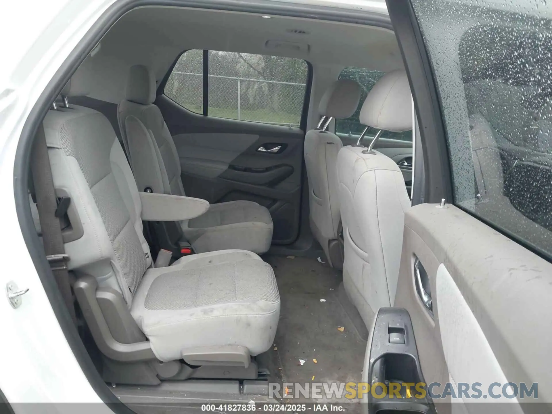 8 Photograph of a damaged car 1GNERGKW0KJ221320 CHEVROLET TRAVERSE 2019