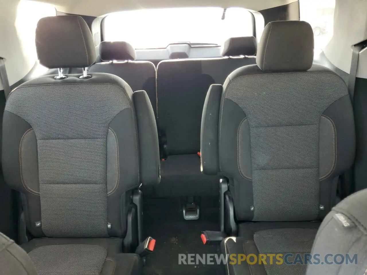 10 Photograph of a damaged car 1GNERGKW0KJ318243 CHEVROLET TRAVERSE 2019