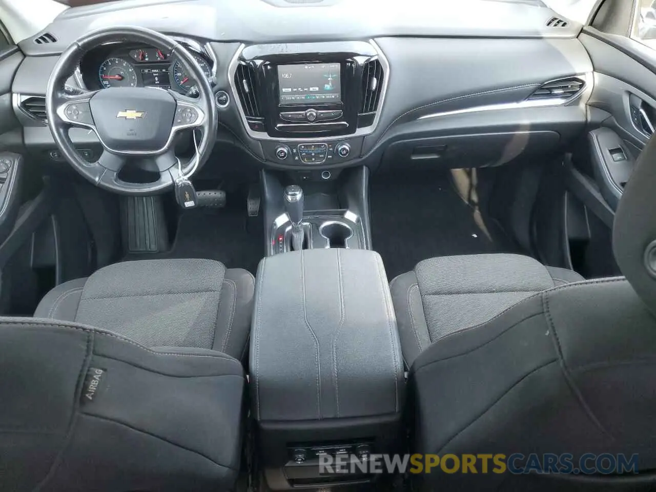 8 Photograph of a damaged car 1GNERGKW0KJ318243 CHEVROLET TRAVERSE 2019