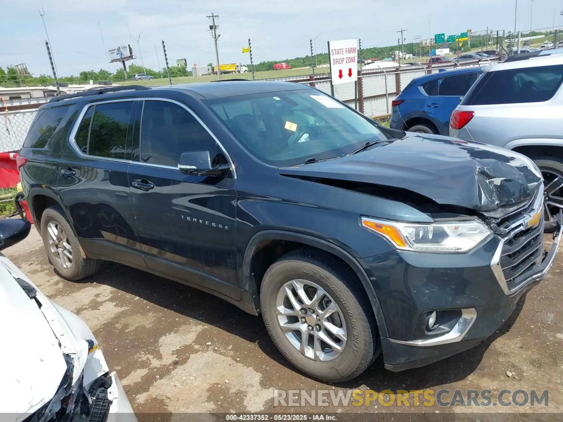 14 Photograph of a damaged car 1GNERGKW1KJ187369 CHEVROLET TRAVERSE 2019