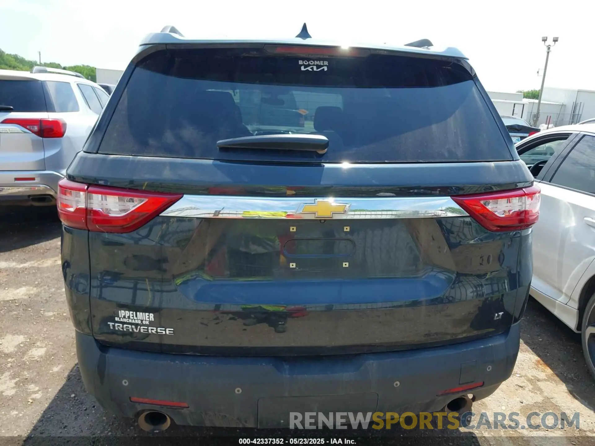 17 Photograph of a damaged car 1GNERGKW1KJ187369 CHEVROLET TRAVERSE 2019