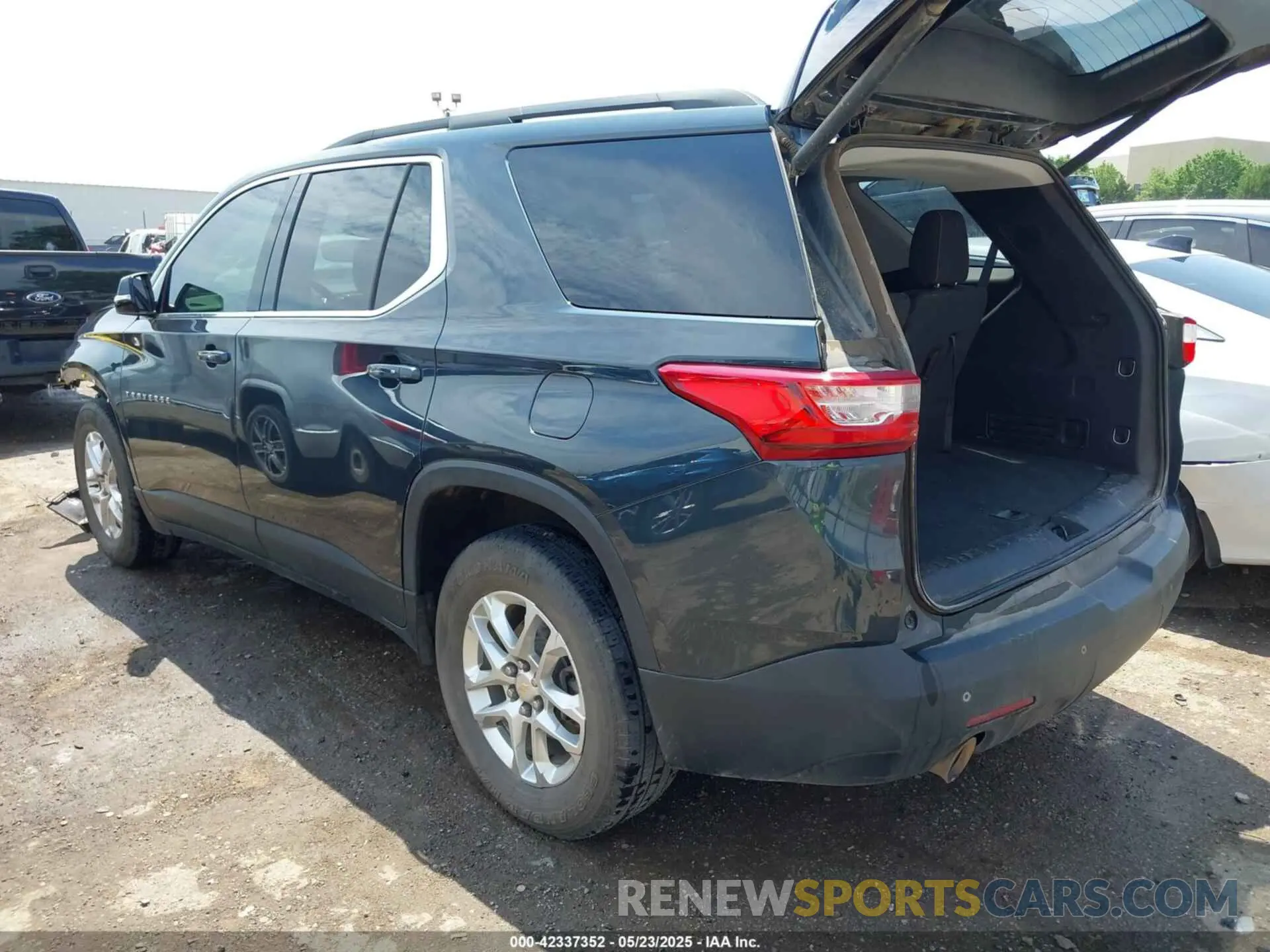 3 Photograph of a damaged car 1GNERGKW1KJ187369 CHEVROLET TRAVERSE 2019