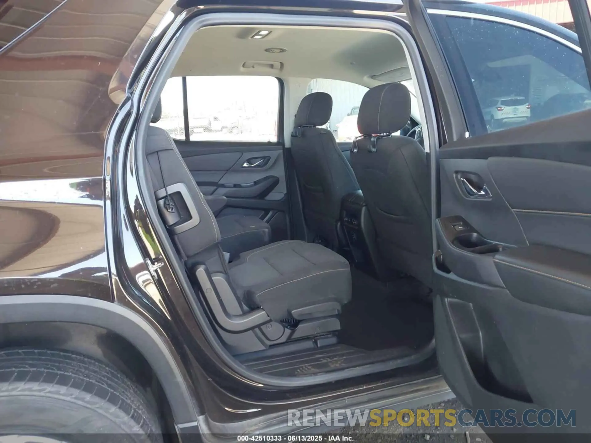 8 Photograph of a damaged car 1GNERGKW2KJ109070 CHEVROLET TRAVERSE 2019