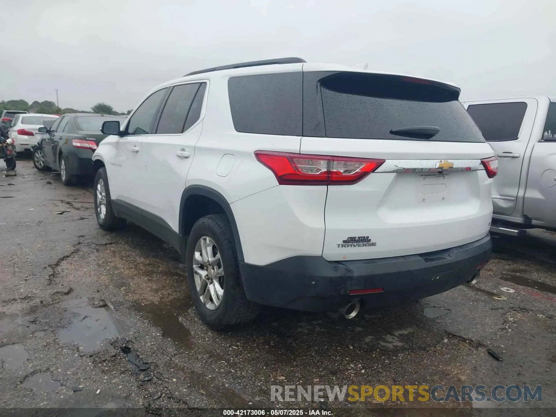 3 Photograph of a damaged car 1GNERGKW2KJ128010 CHEVROLET TRAVERSE 2019