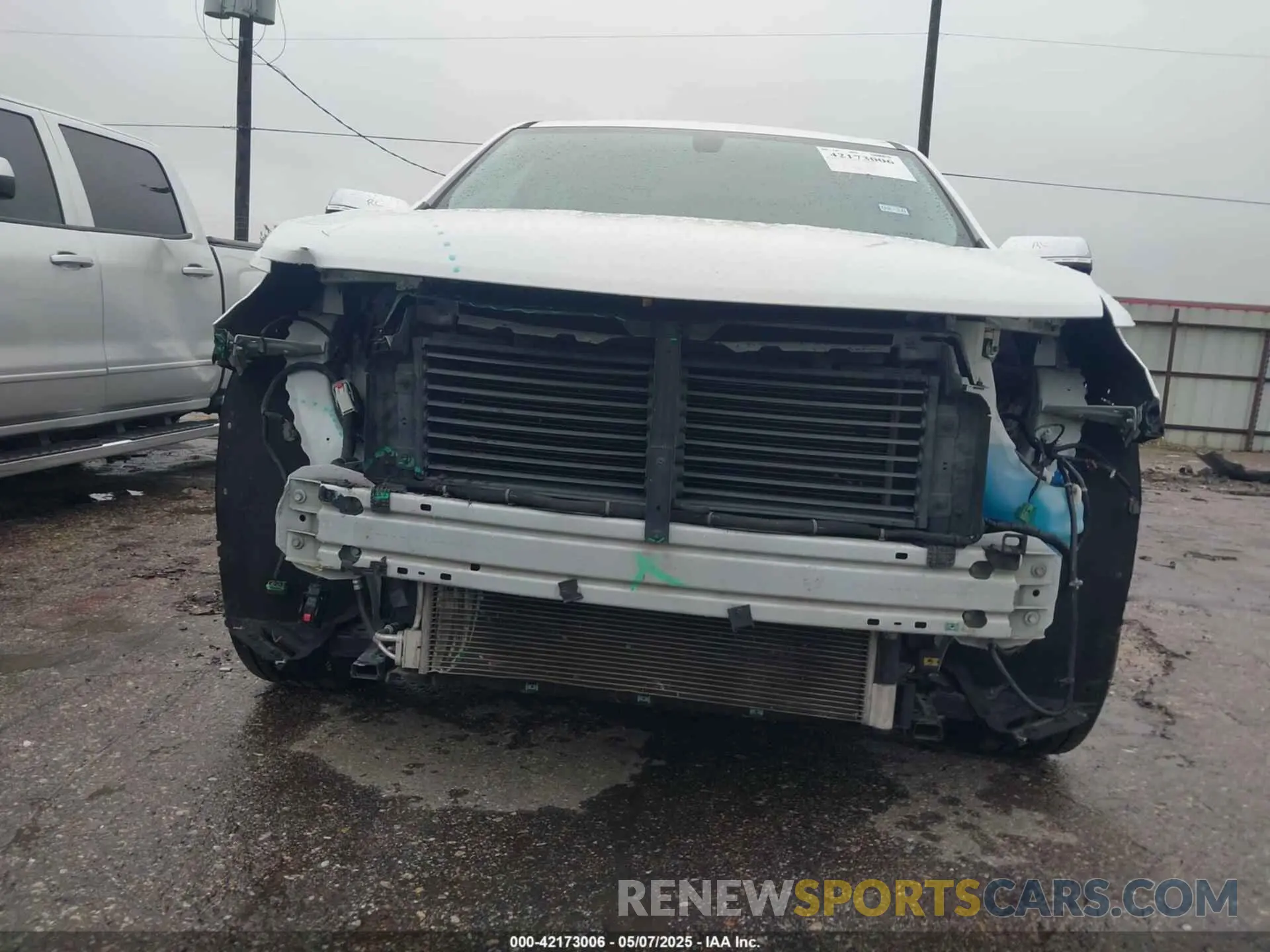 6 Photograph of a damaged car 1GNERGKW2KJ128010 CHEVROLET TRAVERSE 2019