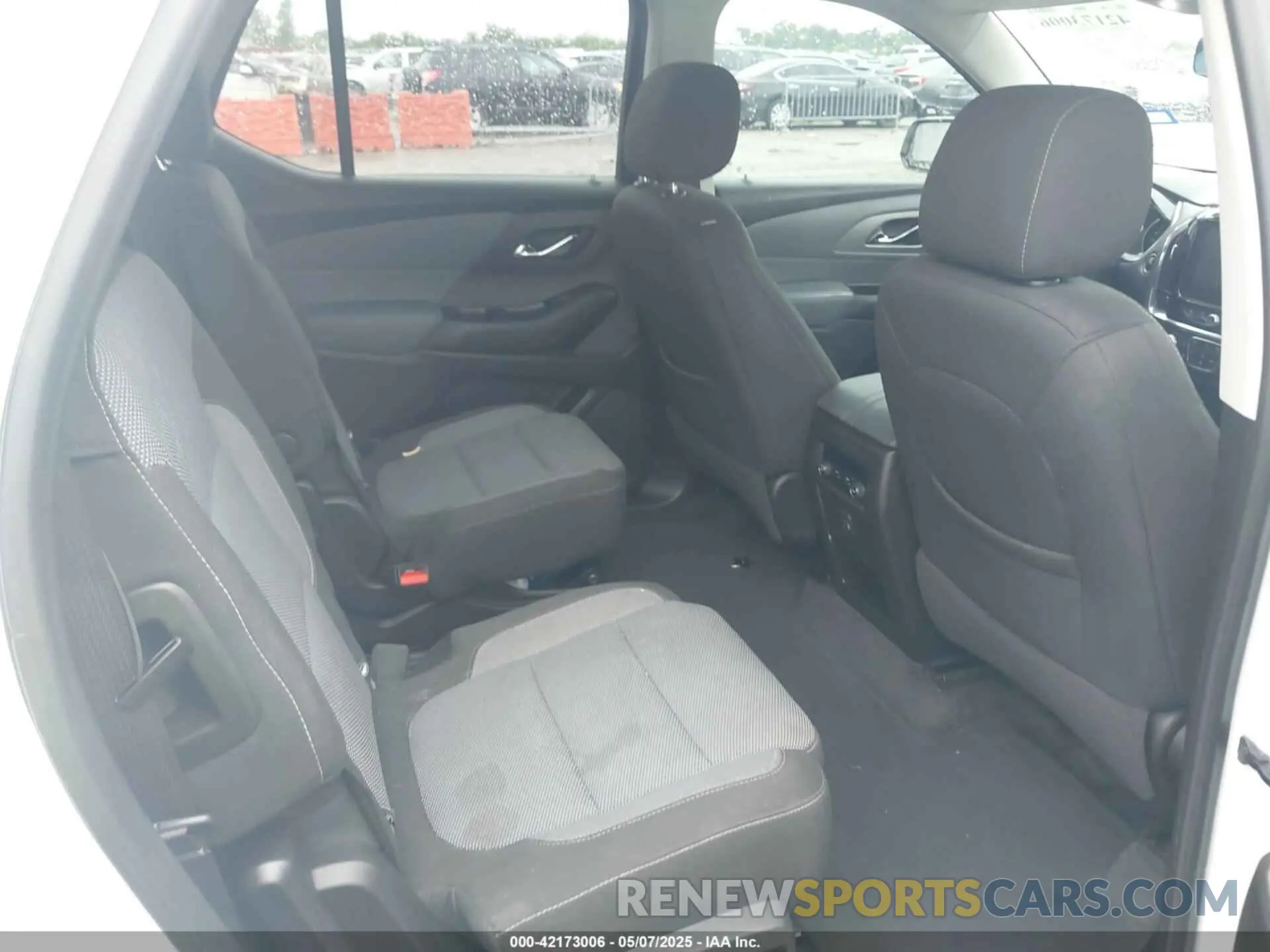 8 Photograph of a damaged car 1GNERGKW2KJ128010 CHEVROLET TRAVERSE 2019