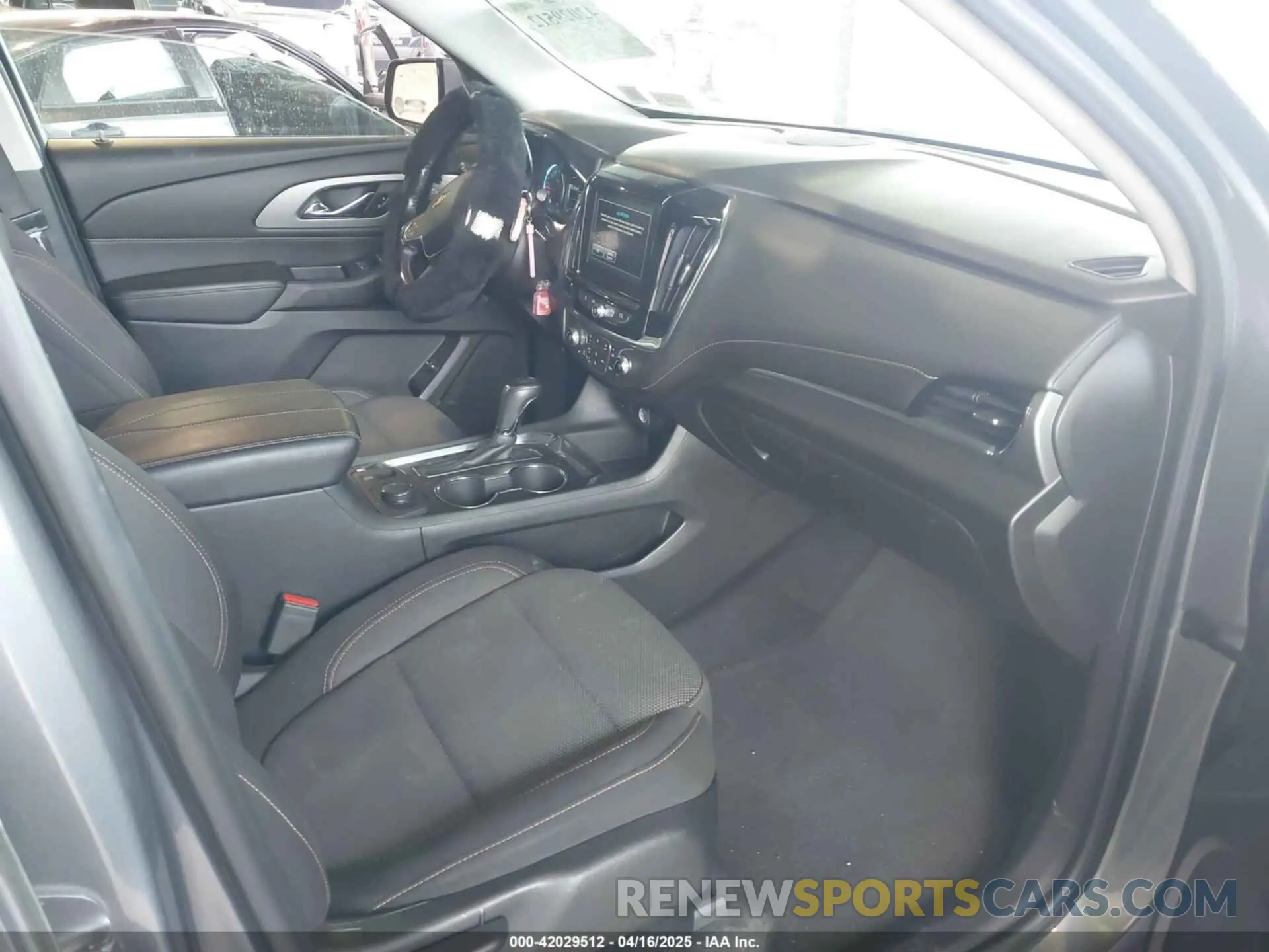 5 Photograph of a damaged car 1GNERGKW2KJ134096 CHEVROLET TRAVERSE 2019