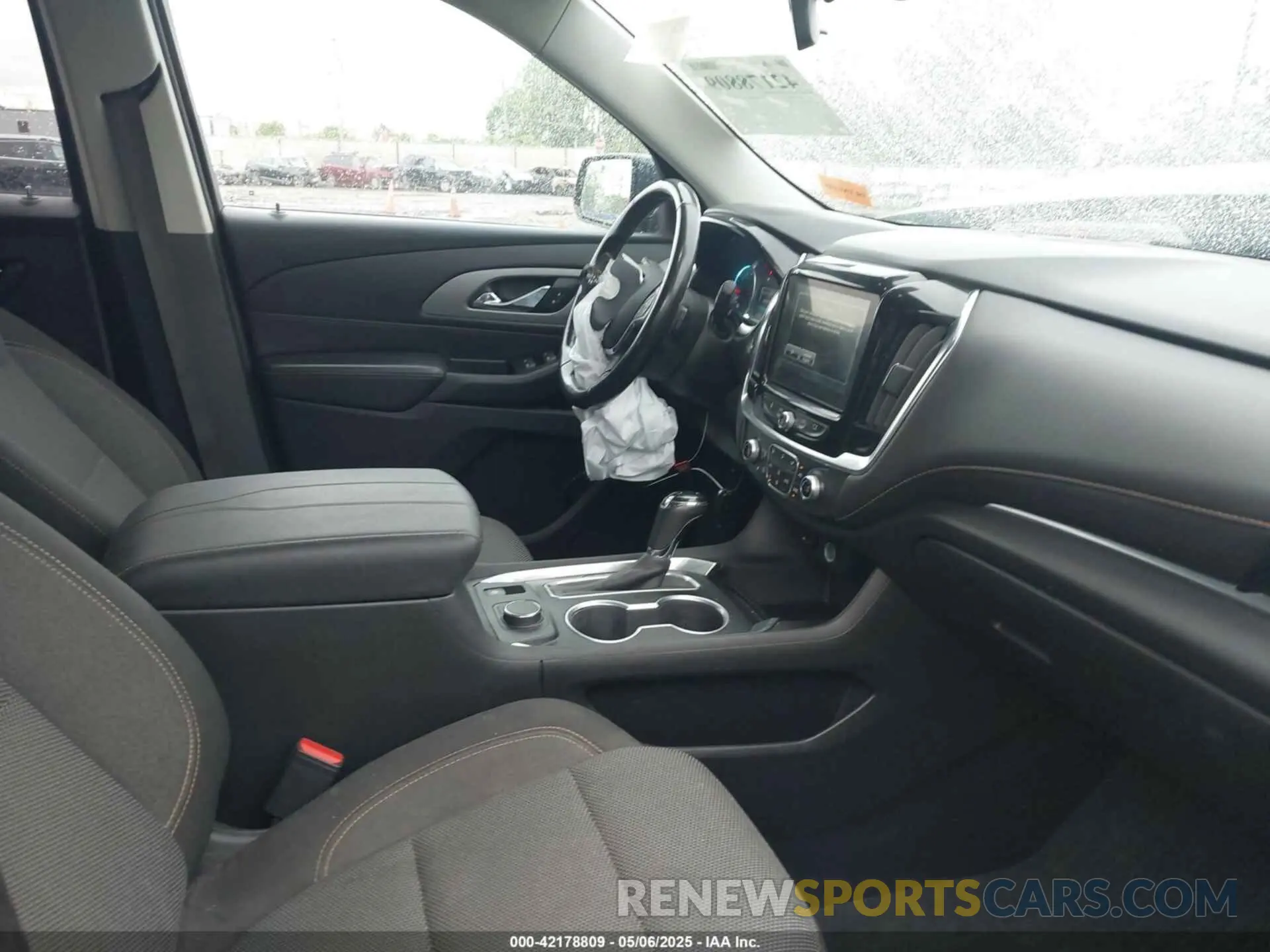 5 Photograph of a damaged car 1GNERGKW2KJ225269 CHEVROLET TRAVERSE 2019