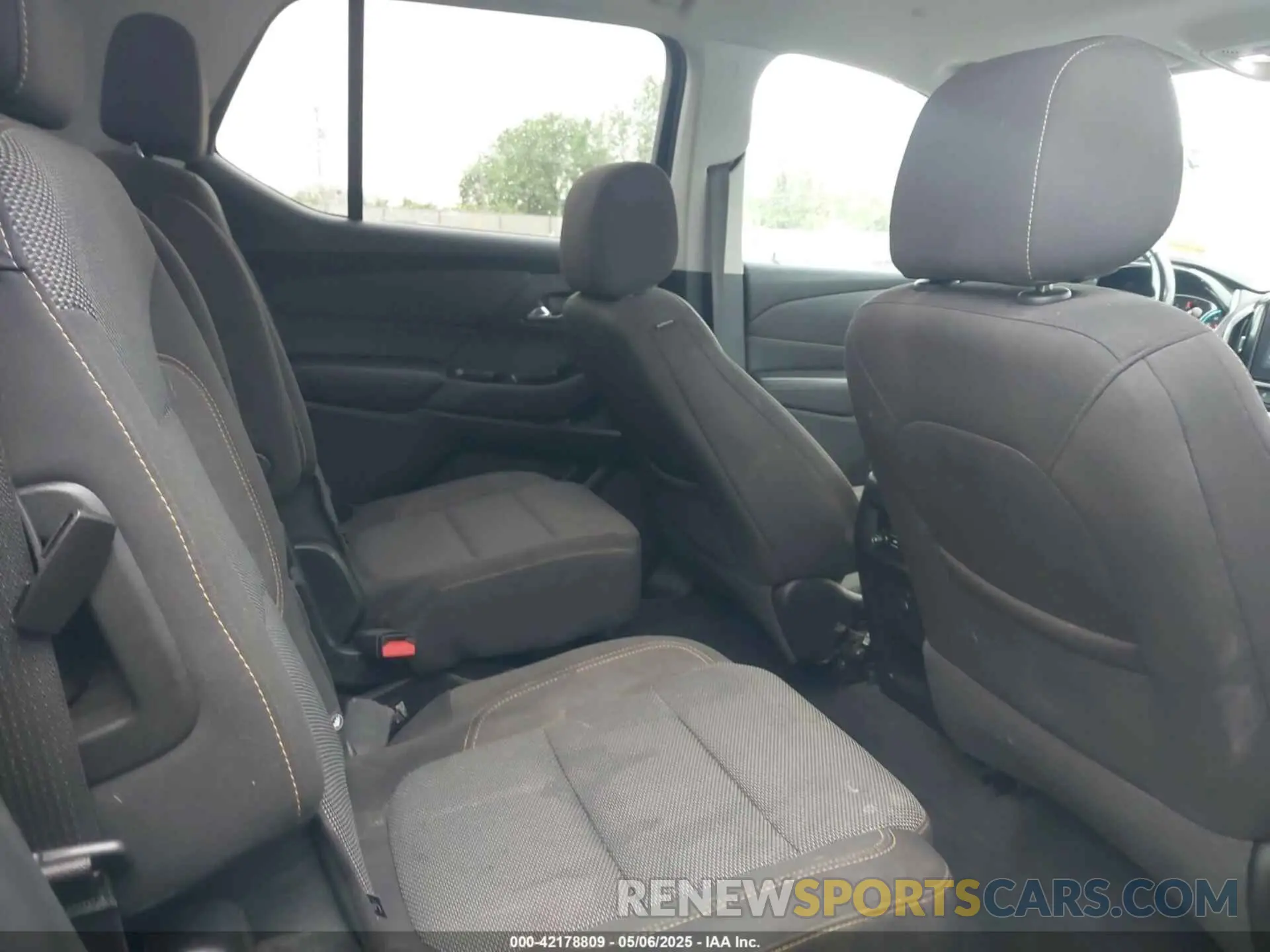 8 Photograph of a damaged car 1GNERGKW2KJ225269 CHEVROLET TRAVERSE 2019