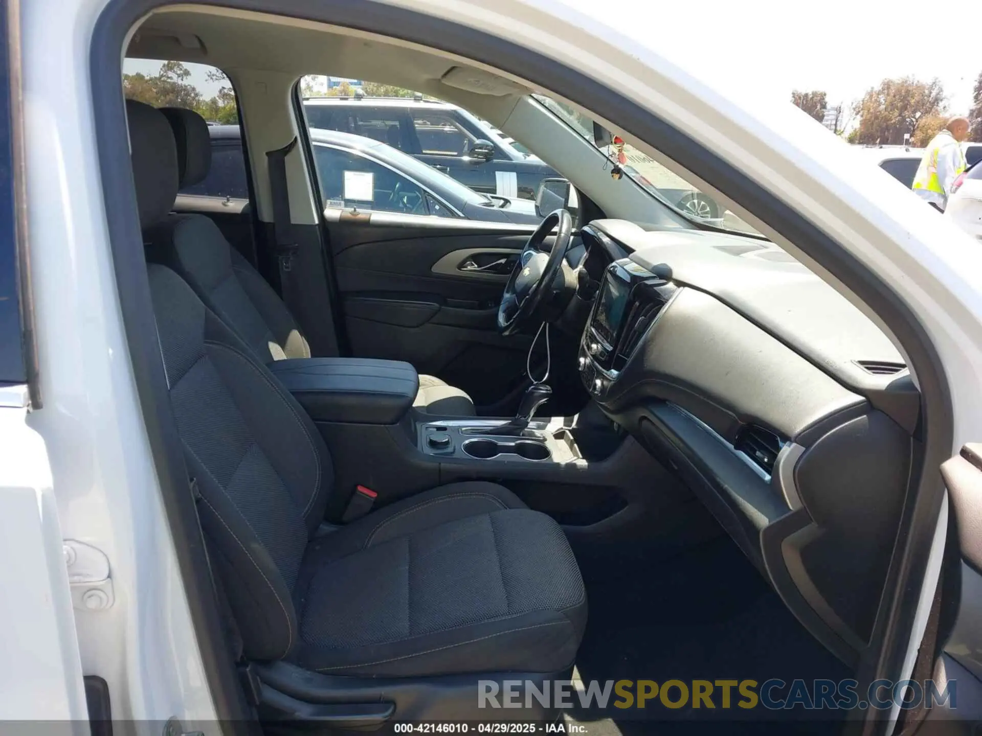 5 Photograph of a damaged car 1GNERGKW2KJ238457 CHEVROLET TRAVERSE 2019