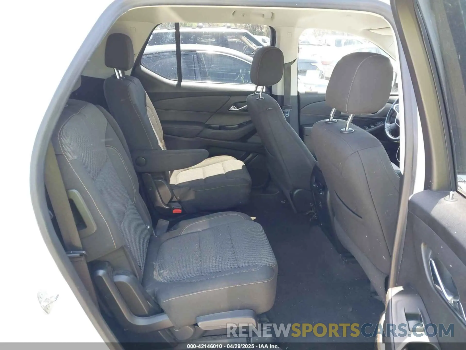 8 Photograph of a damaged car 1GNERGKW2KJ238457 CHEVROLET TRAVERSE 2019