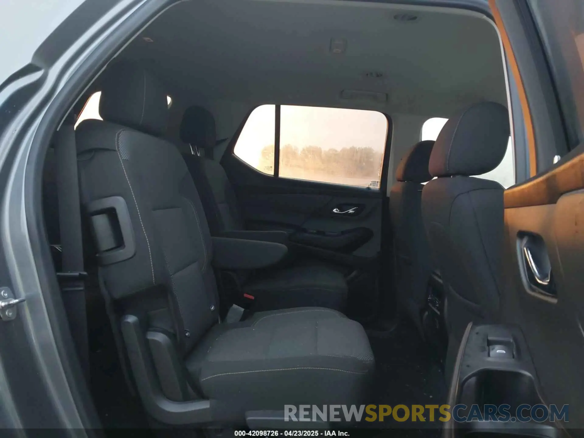 8 Photograph of a damaged car 1GNERGKW2KJ272317 CHEVROLET TRAVERSE 2019