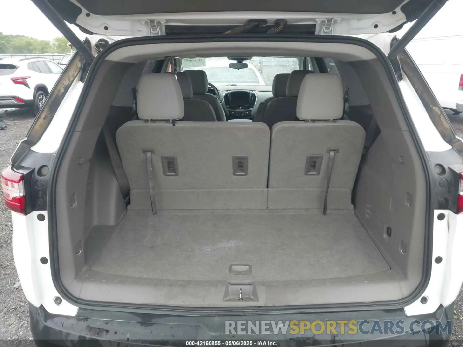17 Photograph of a damaged car 1GNERGKW2KJ279929 CHEVROLET TRAVERSE 2019