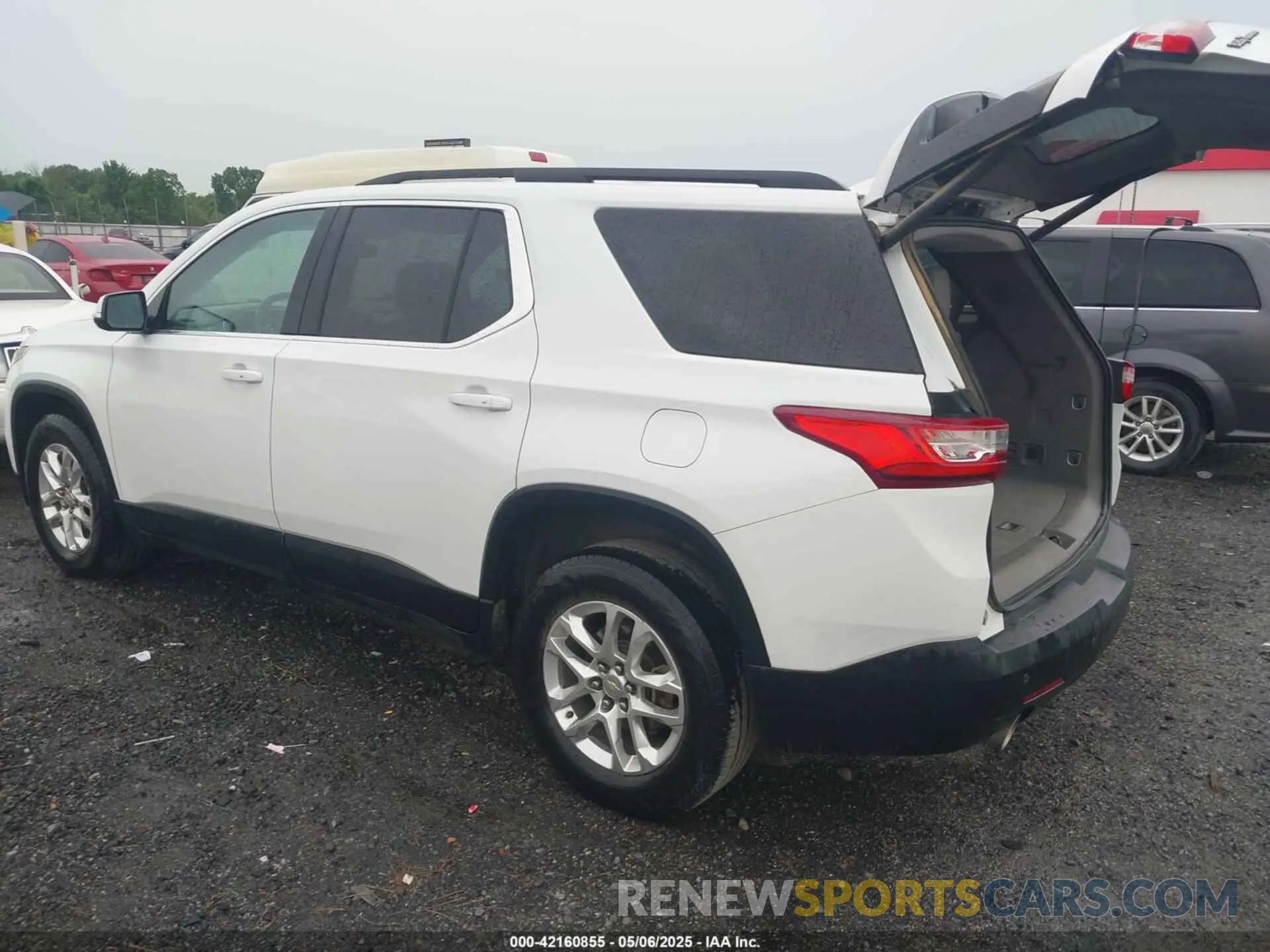 3 Photograph of a damaged car 1GNERGKW2KJ279929 CHEVROLET TRAVERSE 2019
