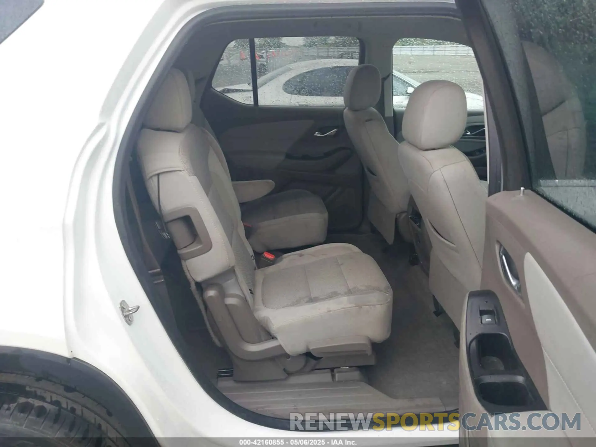 8 Photograph of a damaged car 1GNERGKW2KJ279929 CHEVROLET TRAVERSE 2019