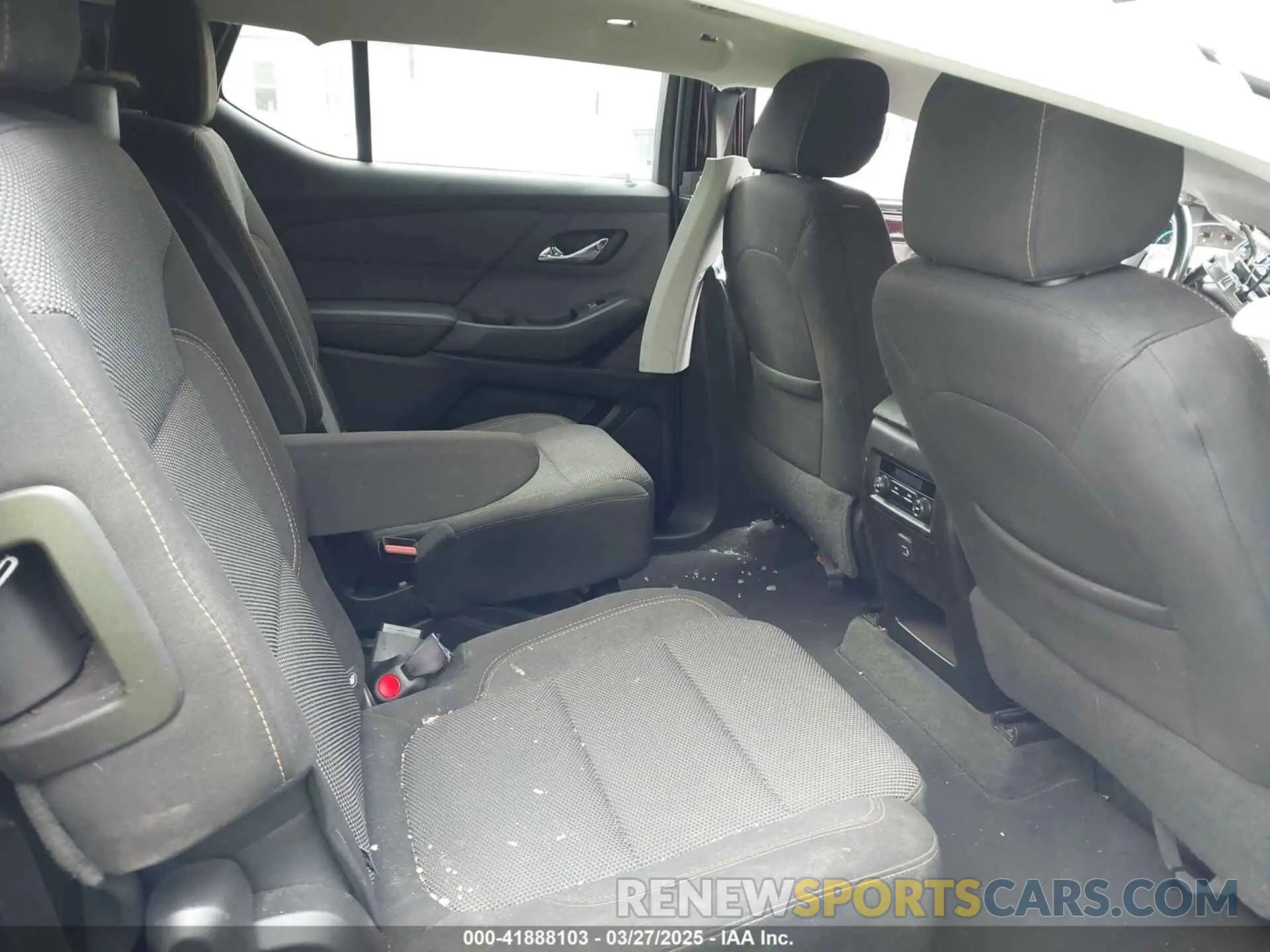 8 Photograph of a damaged car 1GNERGKW3KJ155278 CHEVROLET TRAVERSE 2019