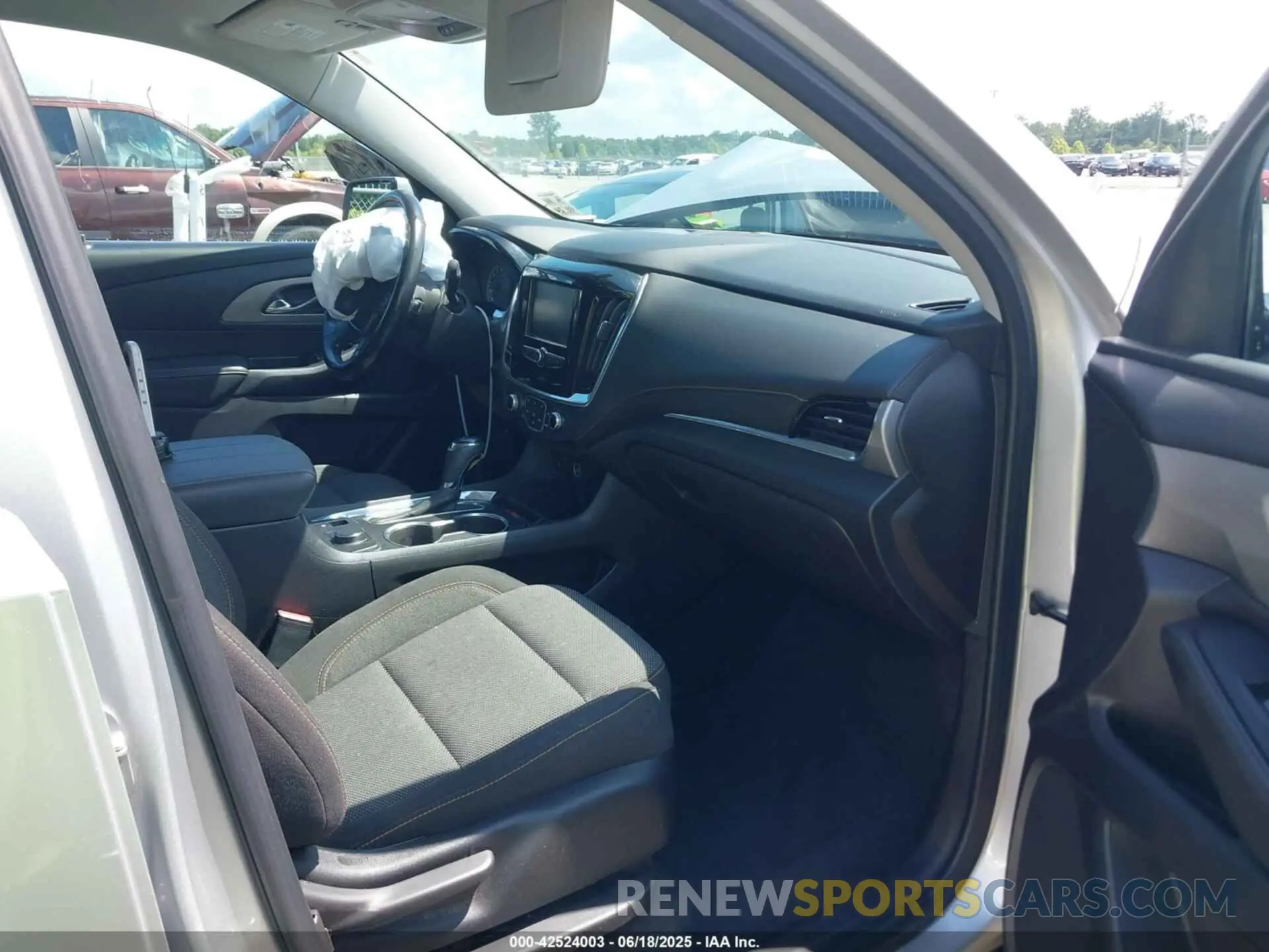5 Photograph of a damaged car 1GNERGKW3KJ293483 CHEVROLET TRAVERSE 2019