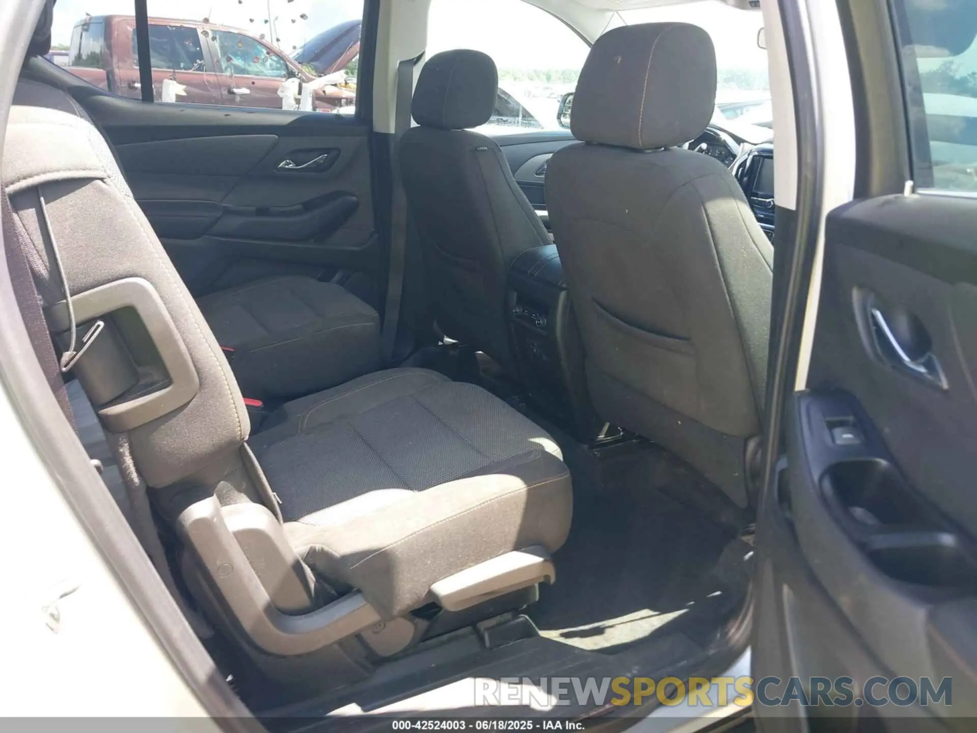 8 Photograph of a damaged car 1GNERGKW3KJ293483 CHEVROLET TRAVERSE 2019