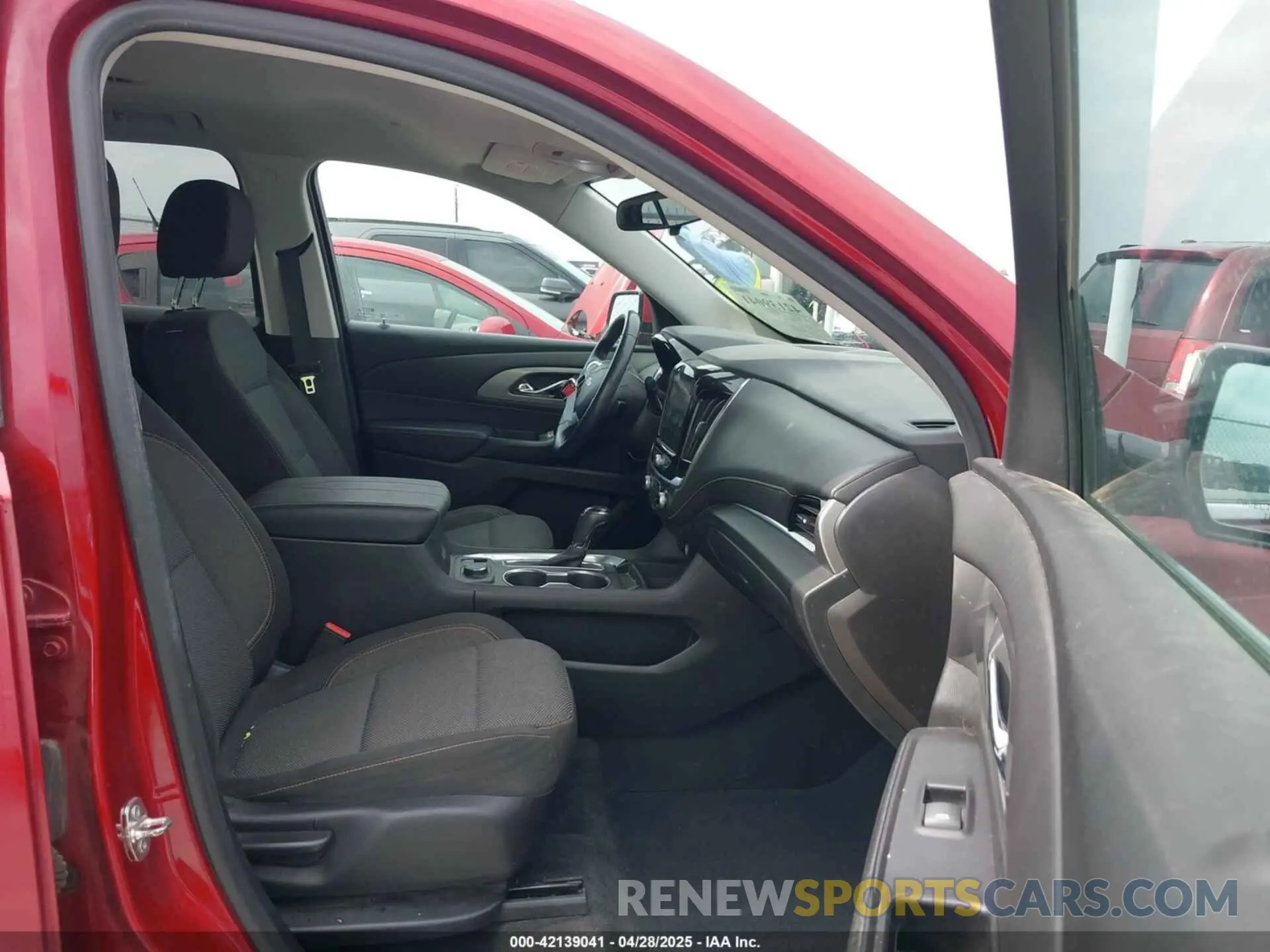 5 Photograph of a damaged car 1GNERGKW3KJ317815 CHEVROLET TRAVERSE 2019