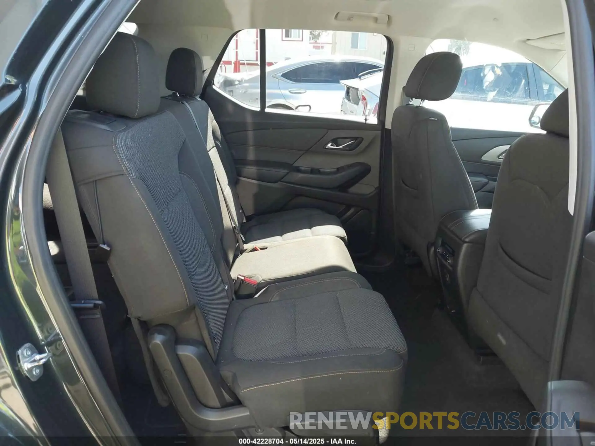 8 Photograph of a damaged car 1GNERGKW3KJ320262 CHEVROLET TRAVERSE 2019