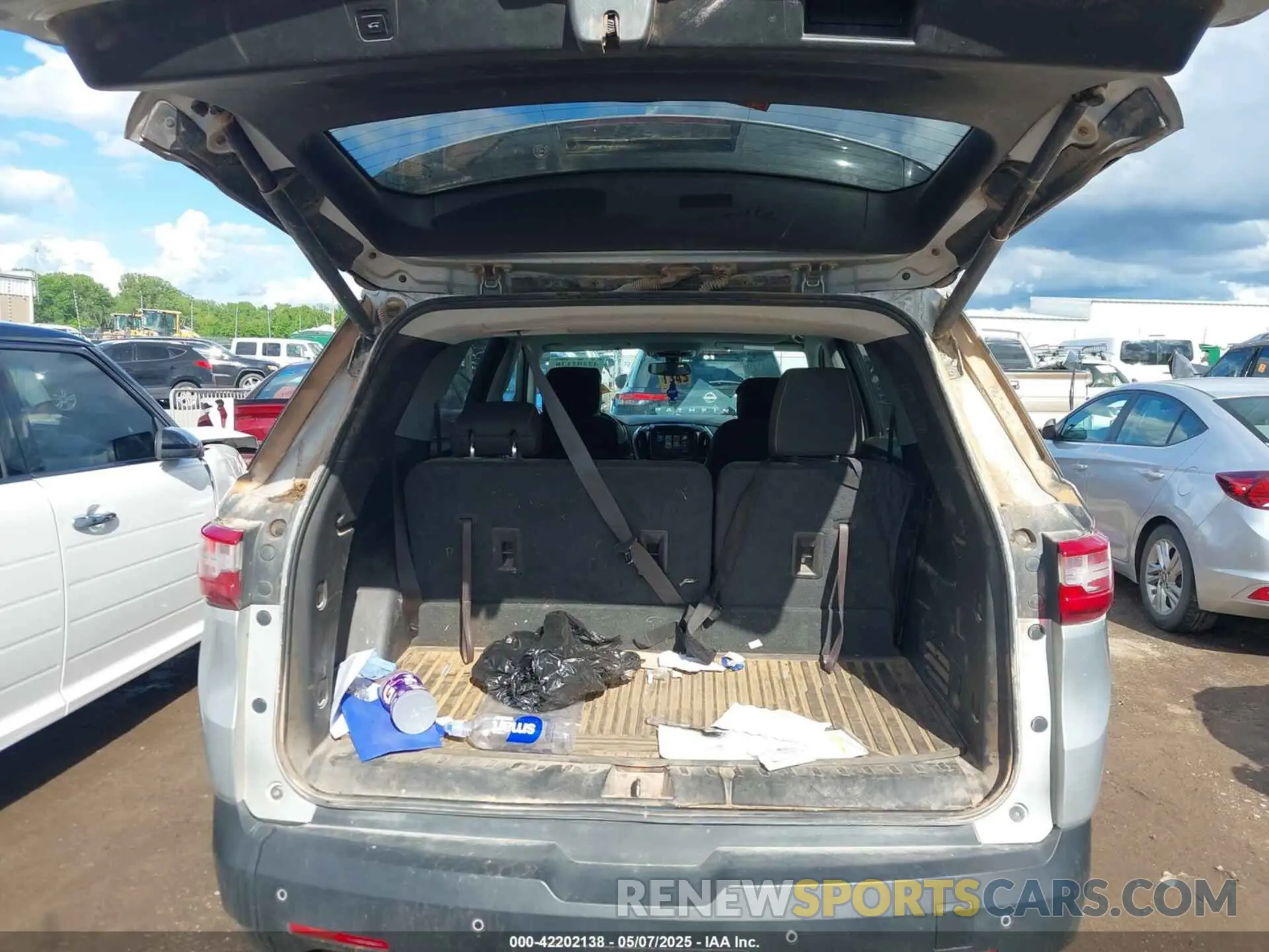 19 Photograph of a damaged car 1GNERGKW5KJ178402 CHEVROLET TRAVERSE 2019