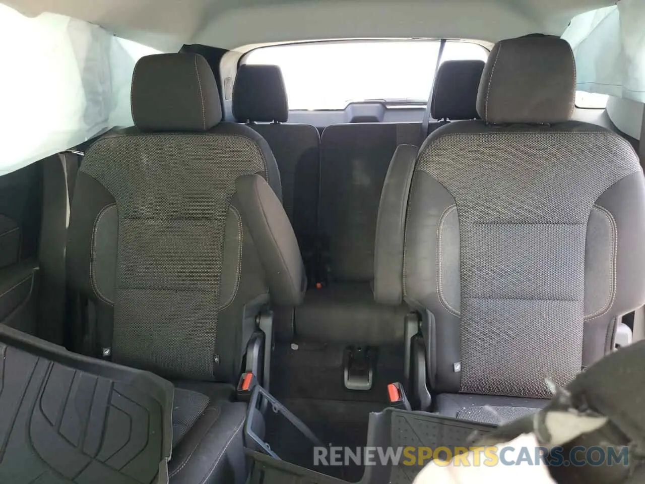 10 Photograph of a damaged car 1GNERGKW5KJ243636 CHEVROLET TRAVERSE 2019