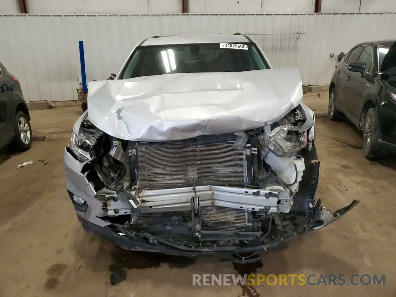 5 Photograph of a damaged car 1GNERGKW5KJ300482 CHEVROLET TRAVERSE 2019
