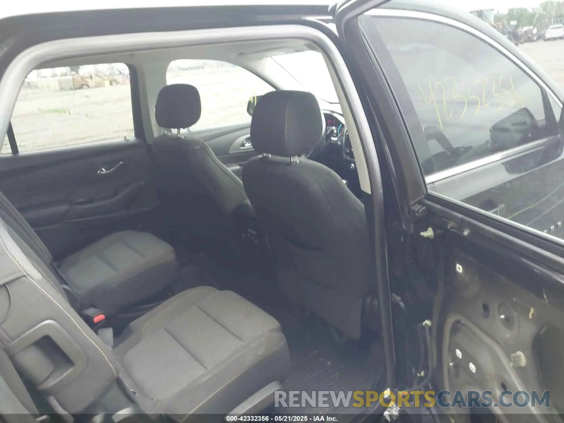 8 Photograph of a damaged car 1GNERGKW6KJ186461 CHEVROLET TRAVERSE 2019
