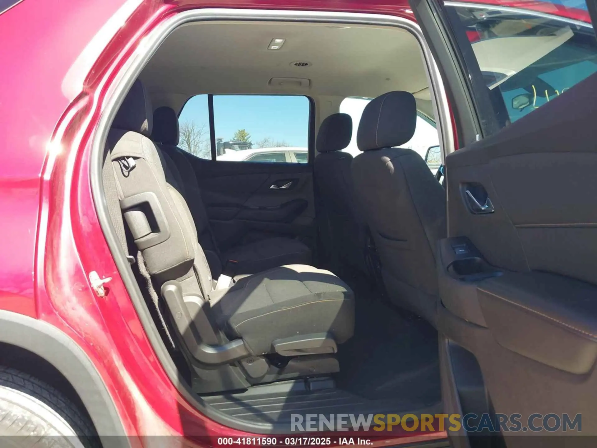 8 Photograph of a damaged car 1GNERGKW7KJ113986 CHEVROLET TRAVERSE 2019