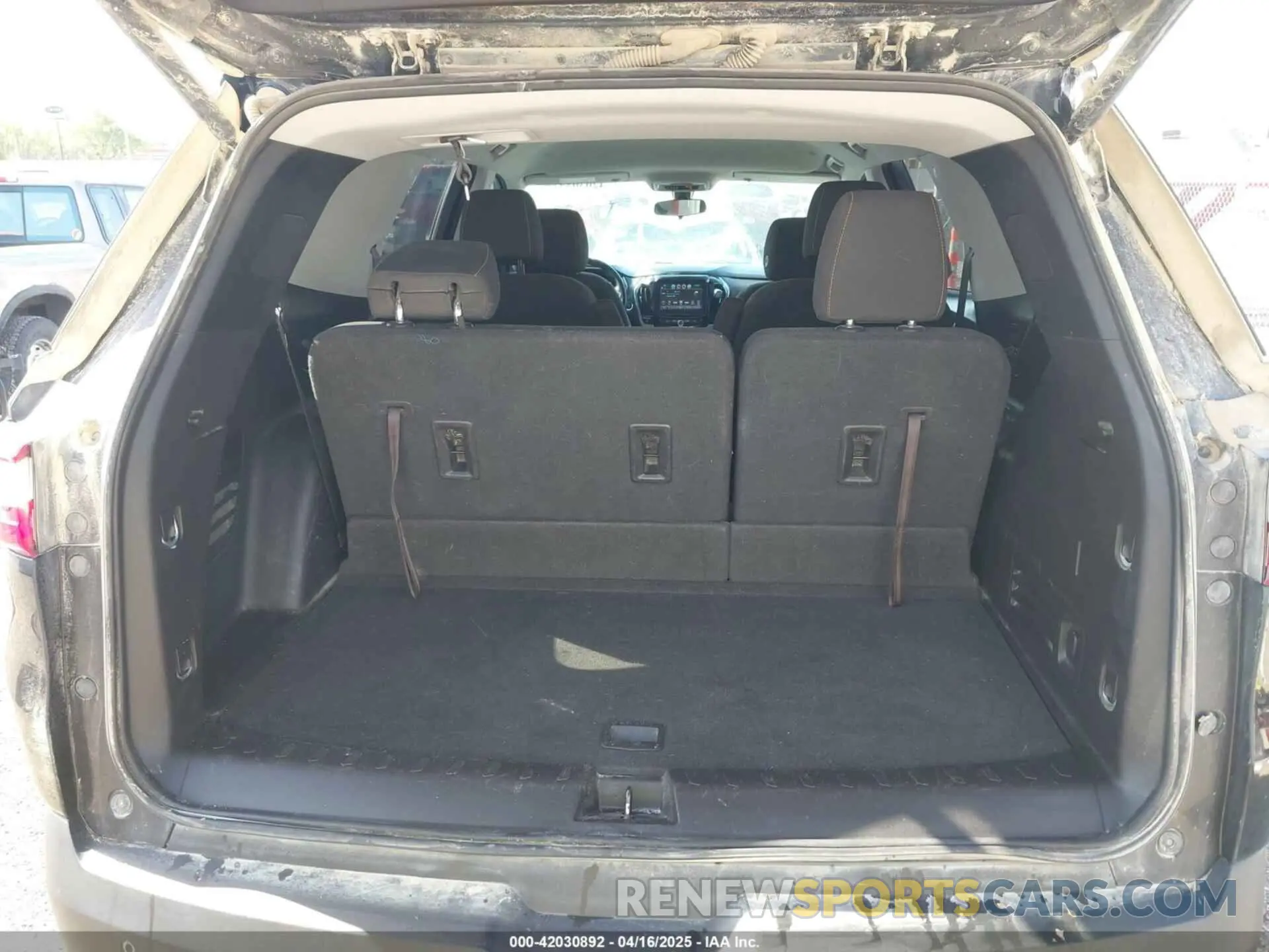 16 Photograph of a damaged car 1GNERGKW7KJ196349 CHEVROLET TRAVERSE 2019
