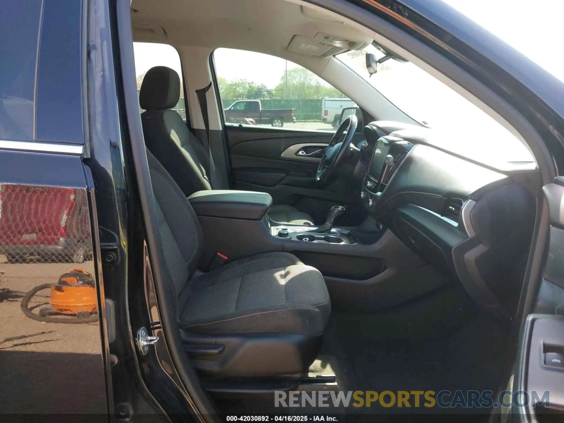 5 Photograph of a damaged car 1GNERGKW7KJ196349 CHEVROLET TRAVERSE 2019