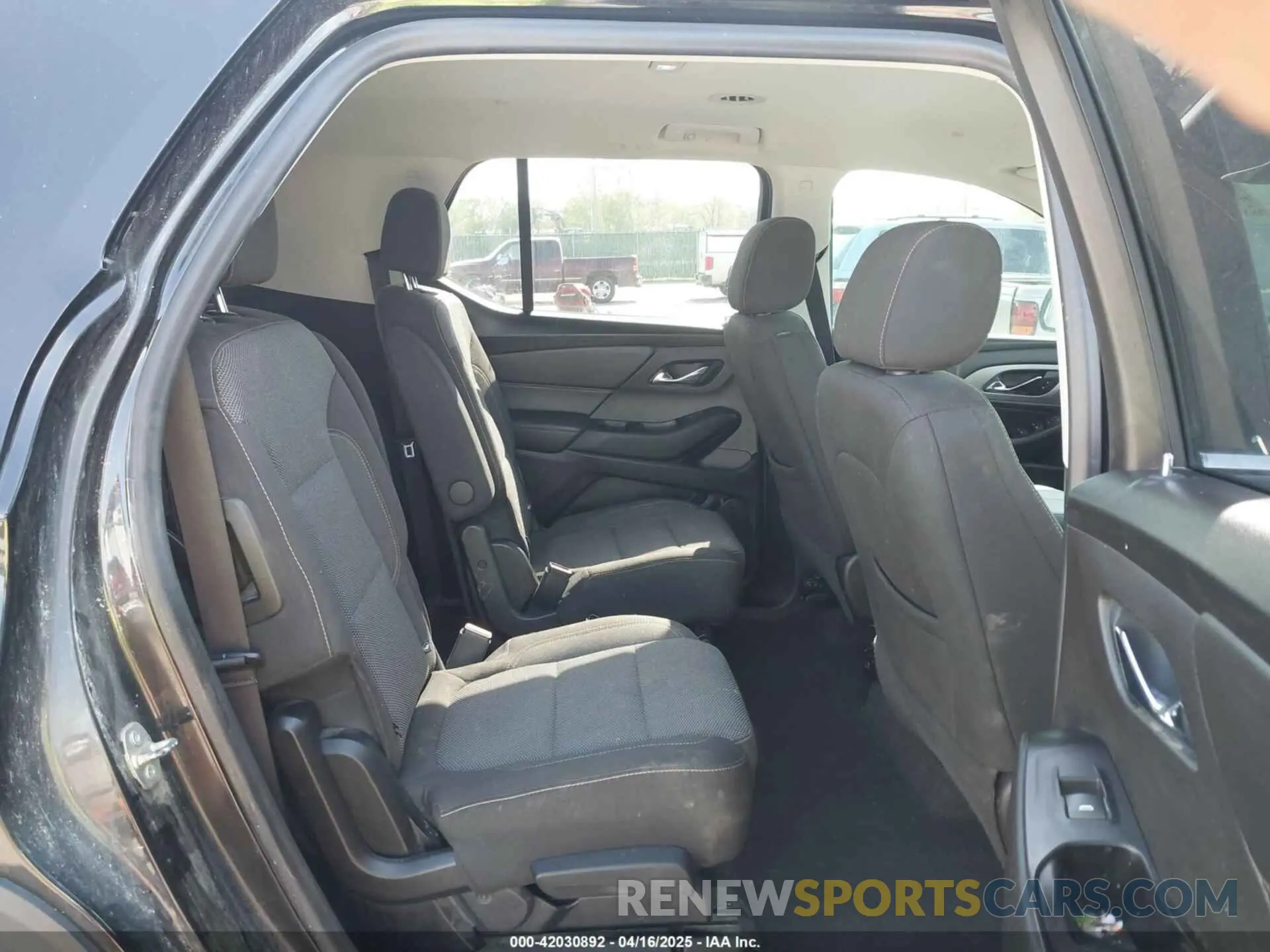 8 Photograph of a damaged car 1GNERGKW7KJ196349 CHEVROLET TRAVERSE 2019