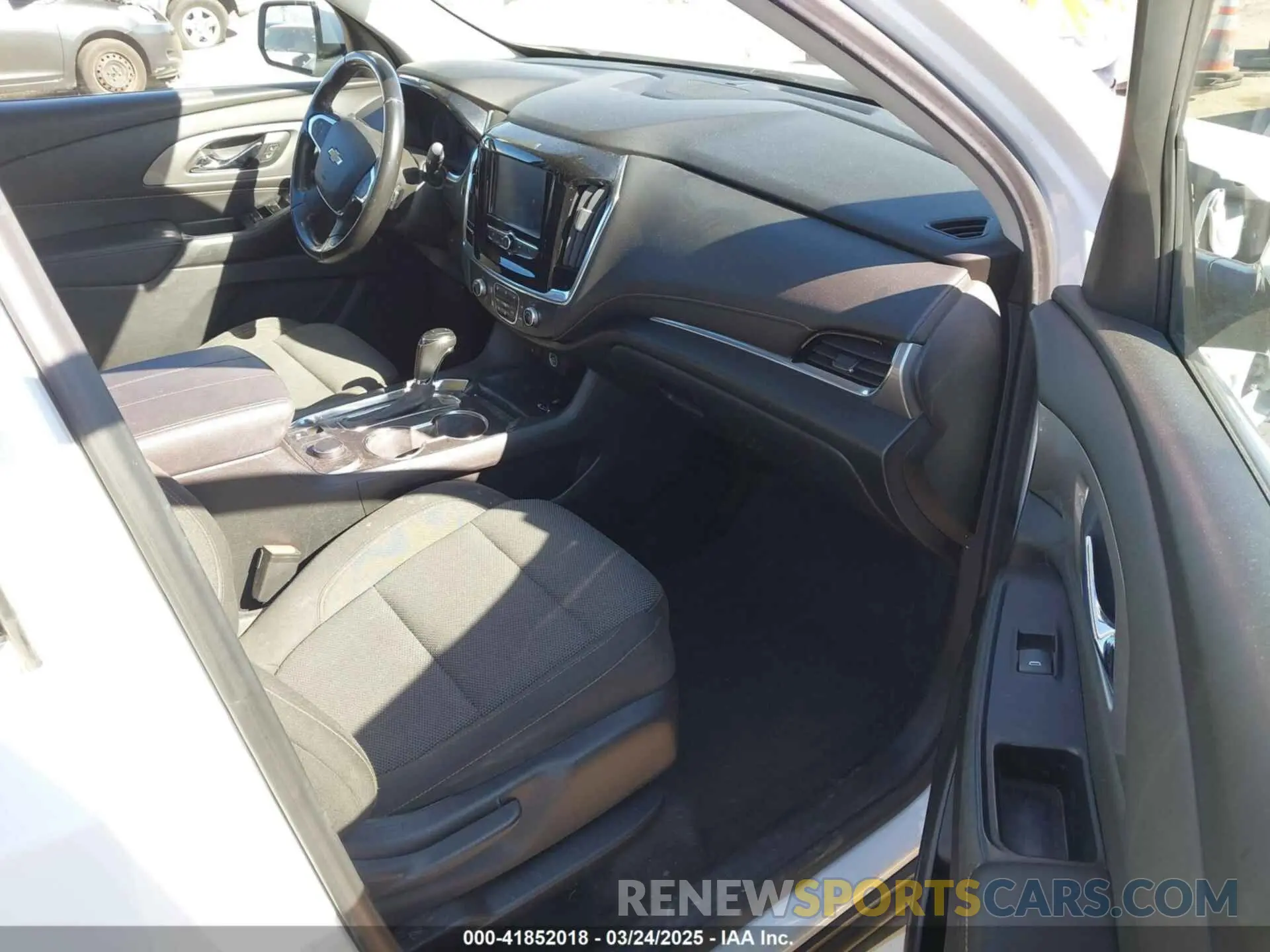 5 Photograph of a damaged car 1GNERGKW7KJ203638 CHEVROLET TRAVERSE 2019