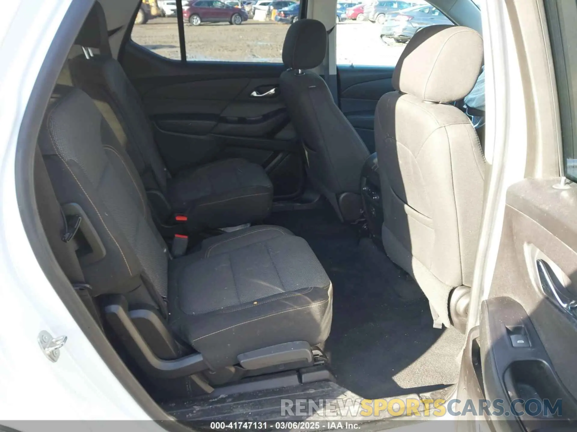 8 Photograph of a damaged car 1GNERGKW7KJ238096 CHEVROLET TRAVERSE 2019