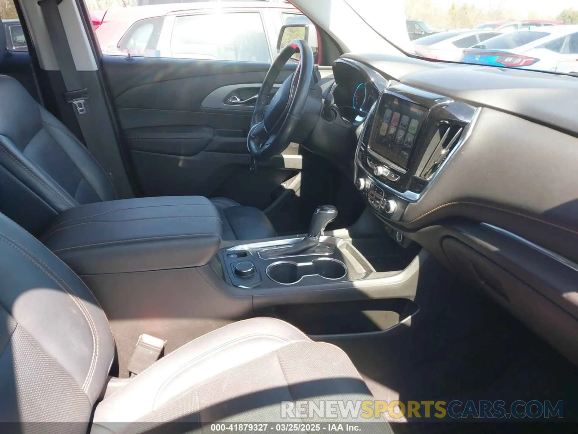 5 Photograph of a damaged car 1GNERGKW7KJ259627 CHEVROLET TRAVERSE 2019
