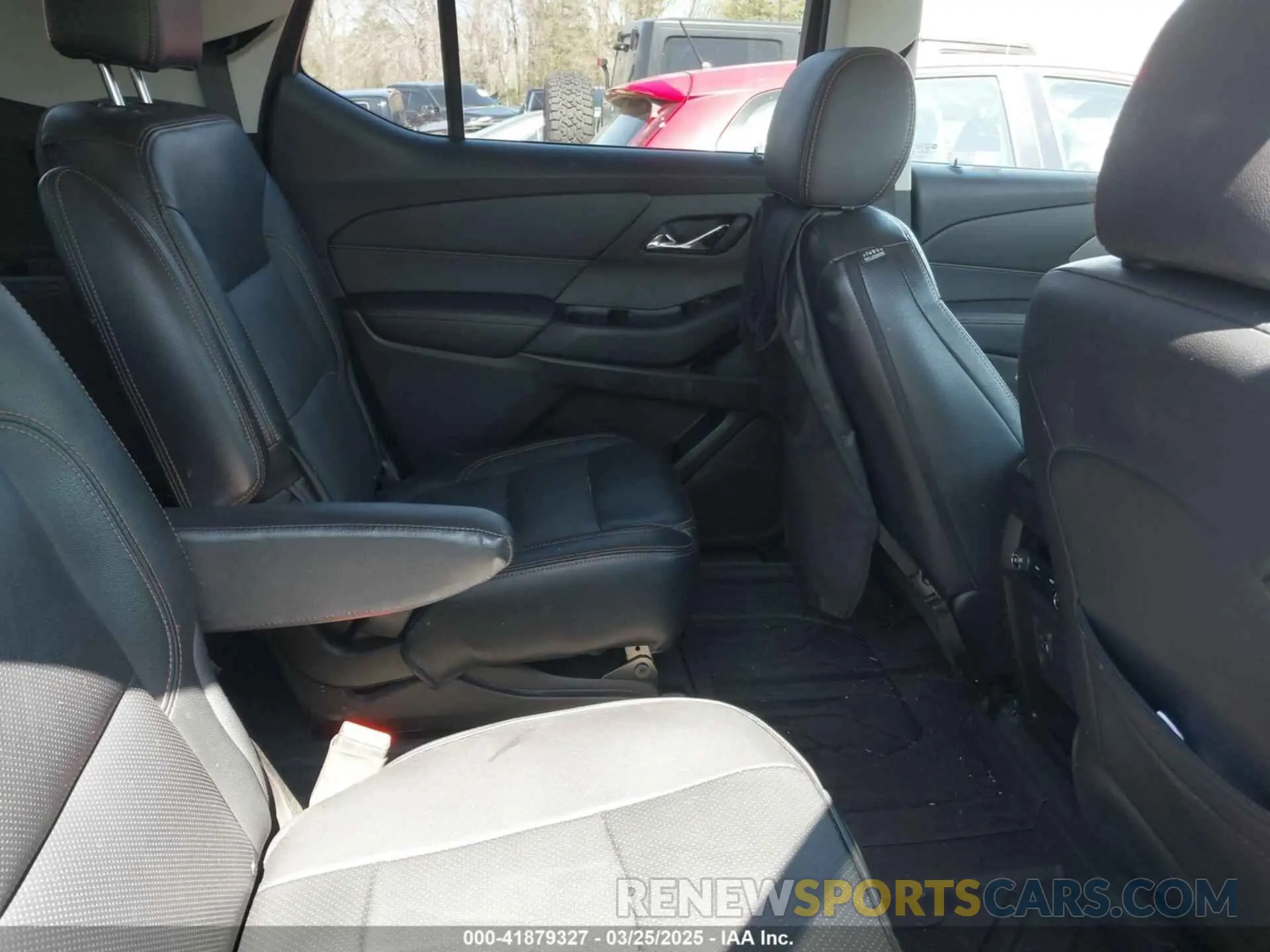 8 Photograph of a damaged car 1GNERGKW7KJ259627 CHEVROLET TRAVERSE 2019