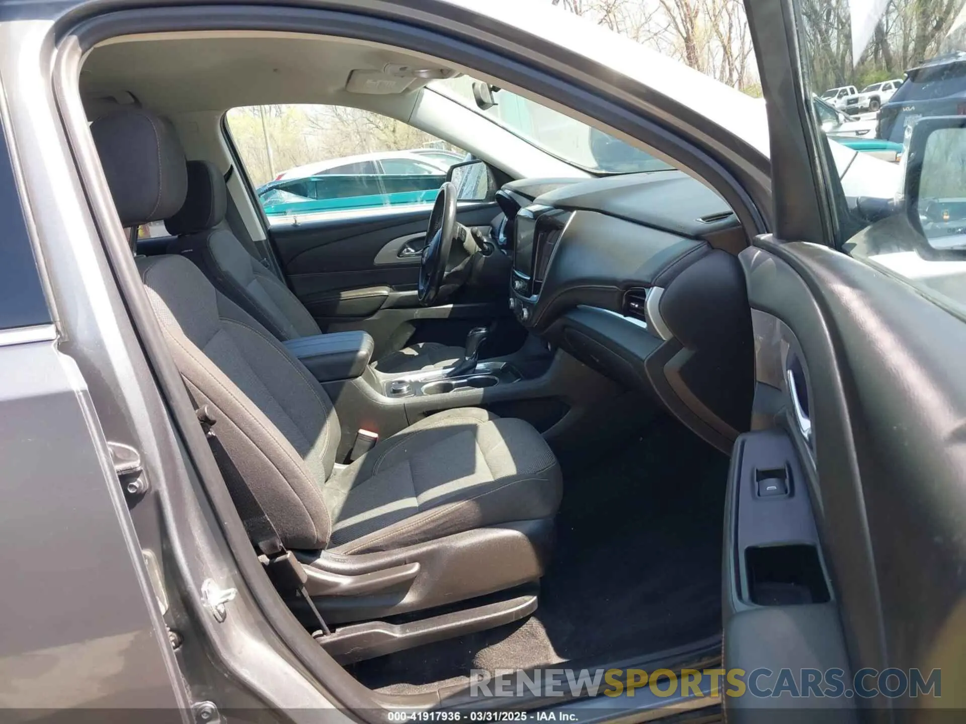 5 Photograph of a damaged car 1GNERGKW7KJ272877 CHEVROLET TRAVERSE 2019