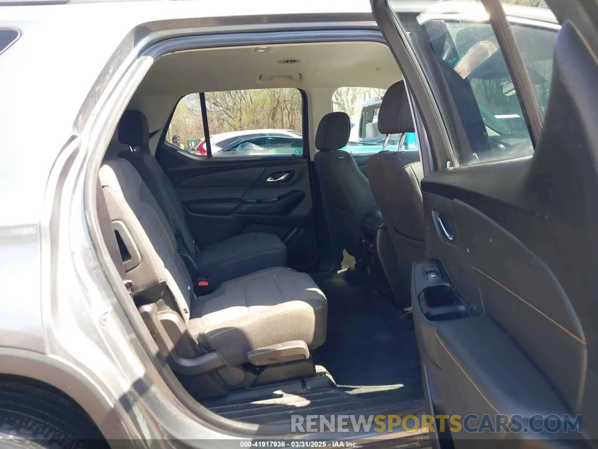 8 Photograph of a damaged car 1GNERGKW7KJ272877 CHEVROLET TRAVERSE 2019