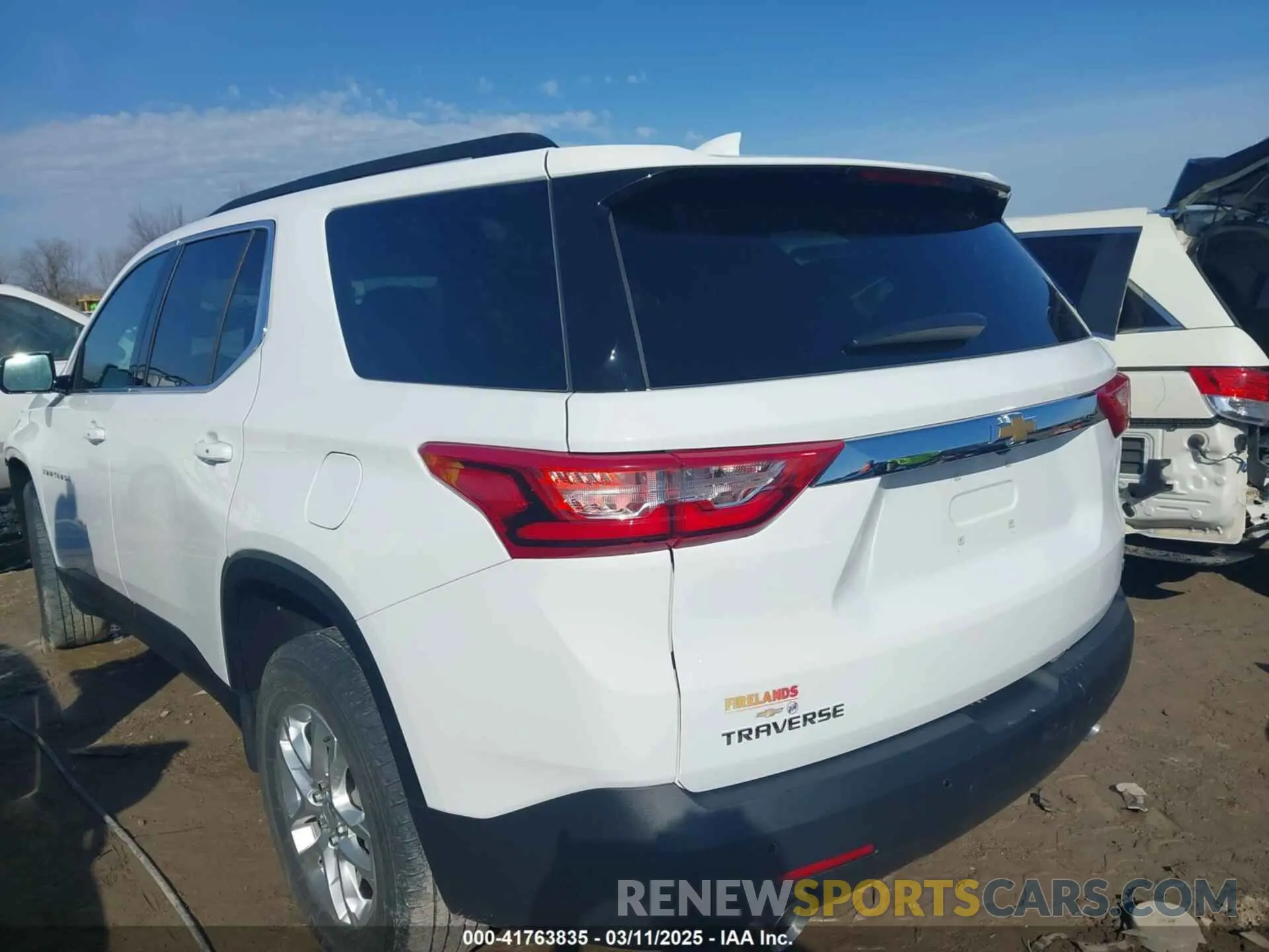 3 Photograph of a damaged car 1GNERGKW7KJ318482 CHEVROLET TRAVERSE 2019