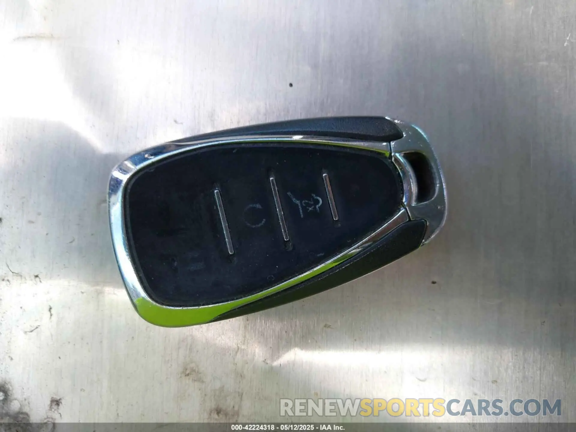 11 Photograph of a damaged car 1GNERGKW8KJ138606 CHEVROLET TRAVERSE 2019
