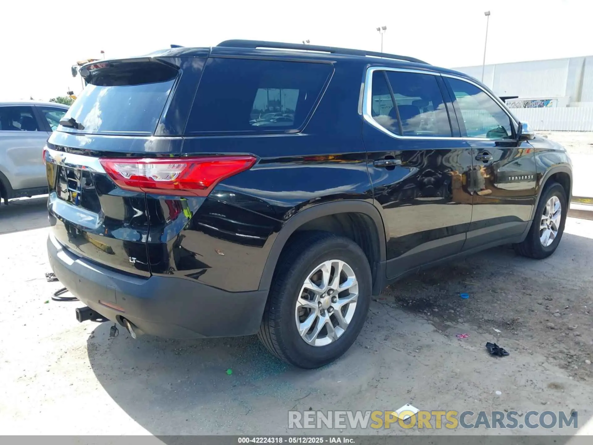 4 Photograph of a damaged car 1GNERGKW8KJ138606 CHEVROLET TRAVERSE 2019
