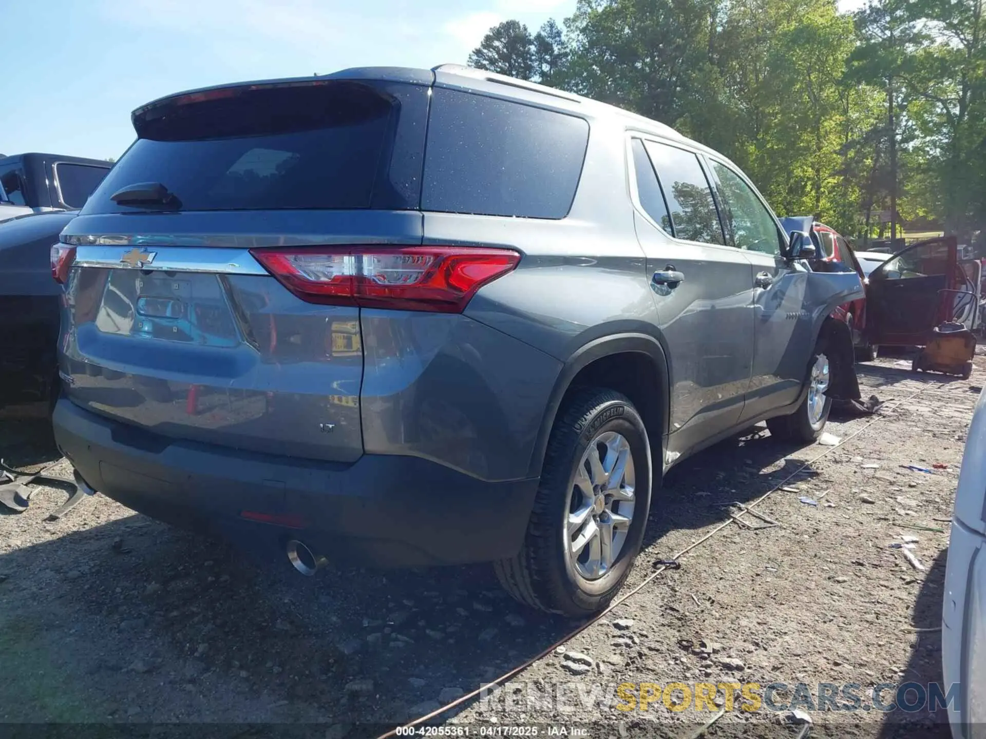 4 Photograph of a damaged car 1GNERGKW8KJ139433 CHEVROLET TRAVERSE 2019