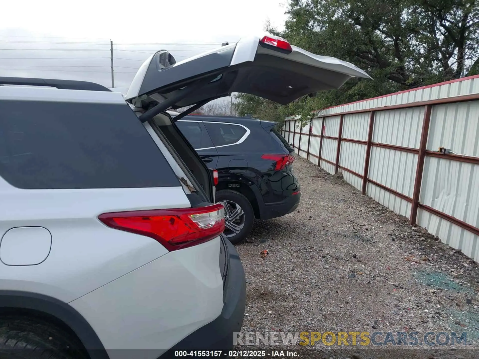 18 Photograph of a damaged car 1GNERGKW8KJ171606 CHEVROLET TRAVERSE 2019